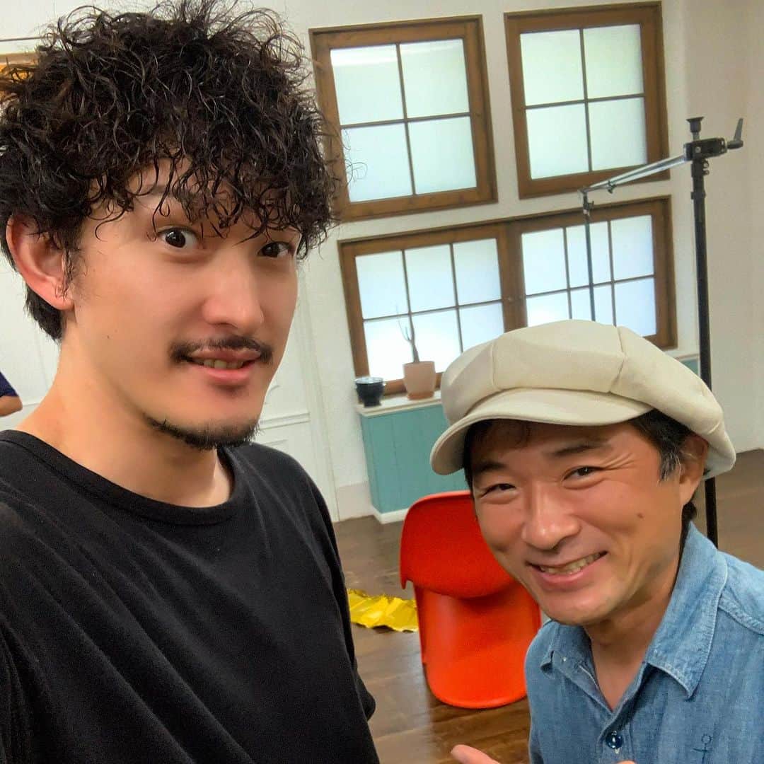 のインスタグラム：「野猿 特にBe cool!という曲には凄まじい影響を受けた 生涯で1000回は聴いている JPOPの歴史上でも圧倒的に輝いていた野猿  ---  カンちゃんこと神波さん @norihitokannami  舞台 #苦闘のラブリーロバー で衣裳を担当してくださっています  とても光栄です… 当時のお話なんかも出来て… まだ話し足りません…  #とんねるず  #野猿 #神波憲人  #伊藤陽佑 #YosukeIto #ラブロバ2023」