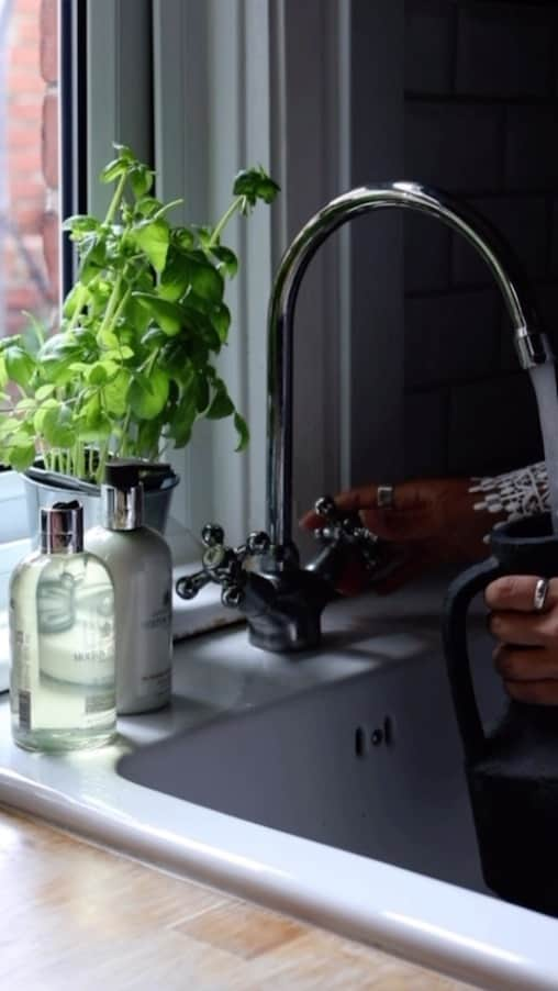 モルトンブラウンのインスタグラム：「Small Monday moments to cherish…   🚿 A long hot shower paired with our Infinite Bottle ❤️ A signature spritz of your go-to fragrance  🌸 Floral arranging by the flicker of your favourite Scented Candle  📹 by @yasi.fatollahy」