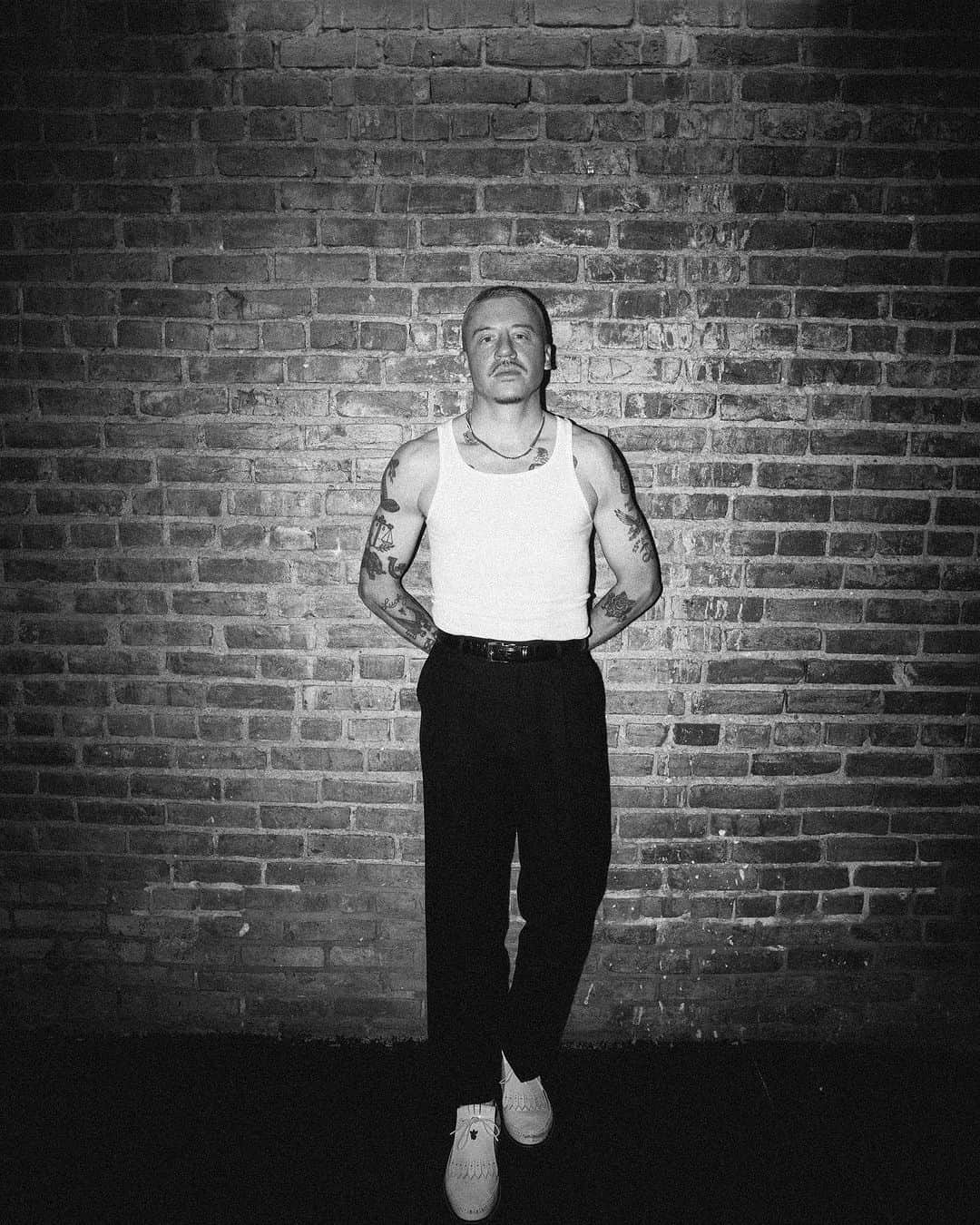 のインスタグラム：「I love Philly.  Always have.  The brick that adorns the city, the white awning on the porches, the overgrown grass that makes its way out of the cement in unconventional place.  I love the rawness, the untamed honesty of the people, the music that has come out of Philly.  I love Cheesesteaks, South Street, Mitchell And Ness, the mom and pop gold shops with neon sides from forgotten era’s.  And I loved this show.」