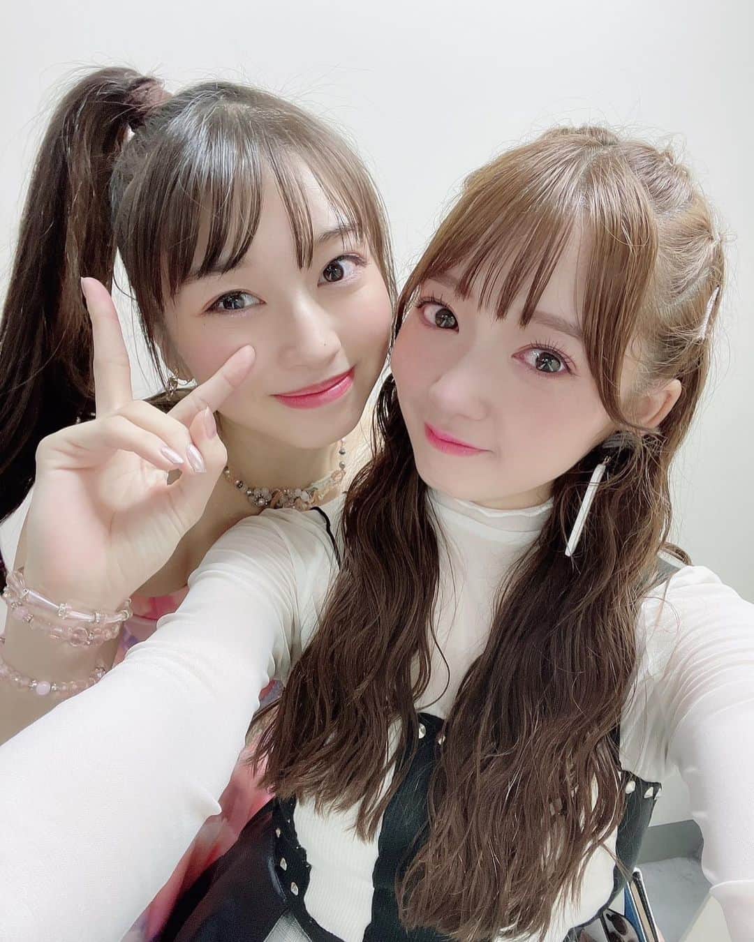のインスタグラム：「♡ ♡ 💚山岸理子さん💚 山岸さんの℃-uteさんネイルもかわいかったです❤️🩵🩷💚💛  RHのとき、山岸さんといっしょにベリキューさんの『超HAPPY SONG』見てました。「かわいい💕💕」って目がハートになってたわたしたち💚💗  ℃-uteさんのツアー『℃-uteの本音』に帯同してたときのこと、山岸さんとお話できたのもまりあとっても嬉しかったです💕 ↓ 🎵Midnight Temptation🎵のときは、着替えのタイミングでした。早く着替えて、℃-uteさんのステージを袖から見たいけど、まりあはどんなに頑張っても間奏からだった。 「なつかしいねぇ☺️」by山岸さん  山岸理子センパイ💚自分がハロプロ研修生加入した時からずっと優しい💕💕💕だいすきです💗 山岸さんのダンスもめちゃかっこよくて好き💗💗💗  🎀🎀🎀🎀🎀  ✨Hello! Project 25th ANNIVERSARY CONCERT「ALL FOR ONE & ONE FOR ALL!」✨  2023.9.10🎵国立代々木競技場 第一体育館 とってもありがとうございました💖 つづく ♡ ♡  #HelloProject  #山岸理子 さん💚 #つばきファクトリー」