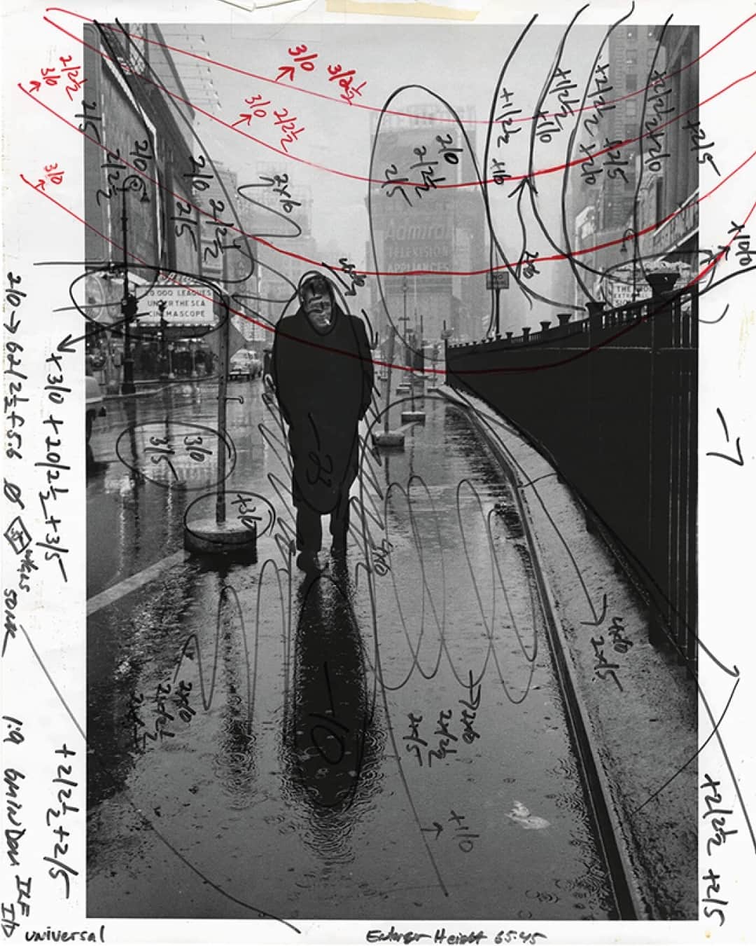 Magnum Photosのインスタグラム：「After meeting at a house party in Los Angeles in 1955, Dennis Stock accompanied James Dean while on assignment for @life magazine, creating a visual biography of the enigmatic actor amid his newfound stardom.⁠ ⁠ This annotated darkroom print, available now as part of our second iteration of darkroom prints, depicts Dean haunting the streets of a rainy Times Square with a cigarette clamped between his teeth. ⁠ ⁠ Our collection of darkroom prints offers an exclusive glimpse into the artistry of darkroom printing, showcasing the vision of the printer through celebrated photographs.⁠ ⁠ 🔗 Tap the link in the @magnumphotos bio to browse the second launch.⁠ ⁠ PHOTOS (left to right):⁠ ⁠ (1) Annotated darkroom print of James Dean in Times Square by Dennis Stock.⁠ ⁠ (2) James Dean haunted Times Square. For a novice actor in the 50s, this was the place to go. The Actors Studio, directed by Lee Strasberg, was in its heyday and just a block away. New York City. USA. 1955.⁠ ⁠ © Dennis Stock / Magnum Photos」