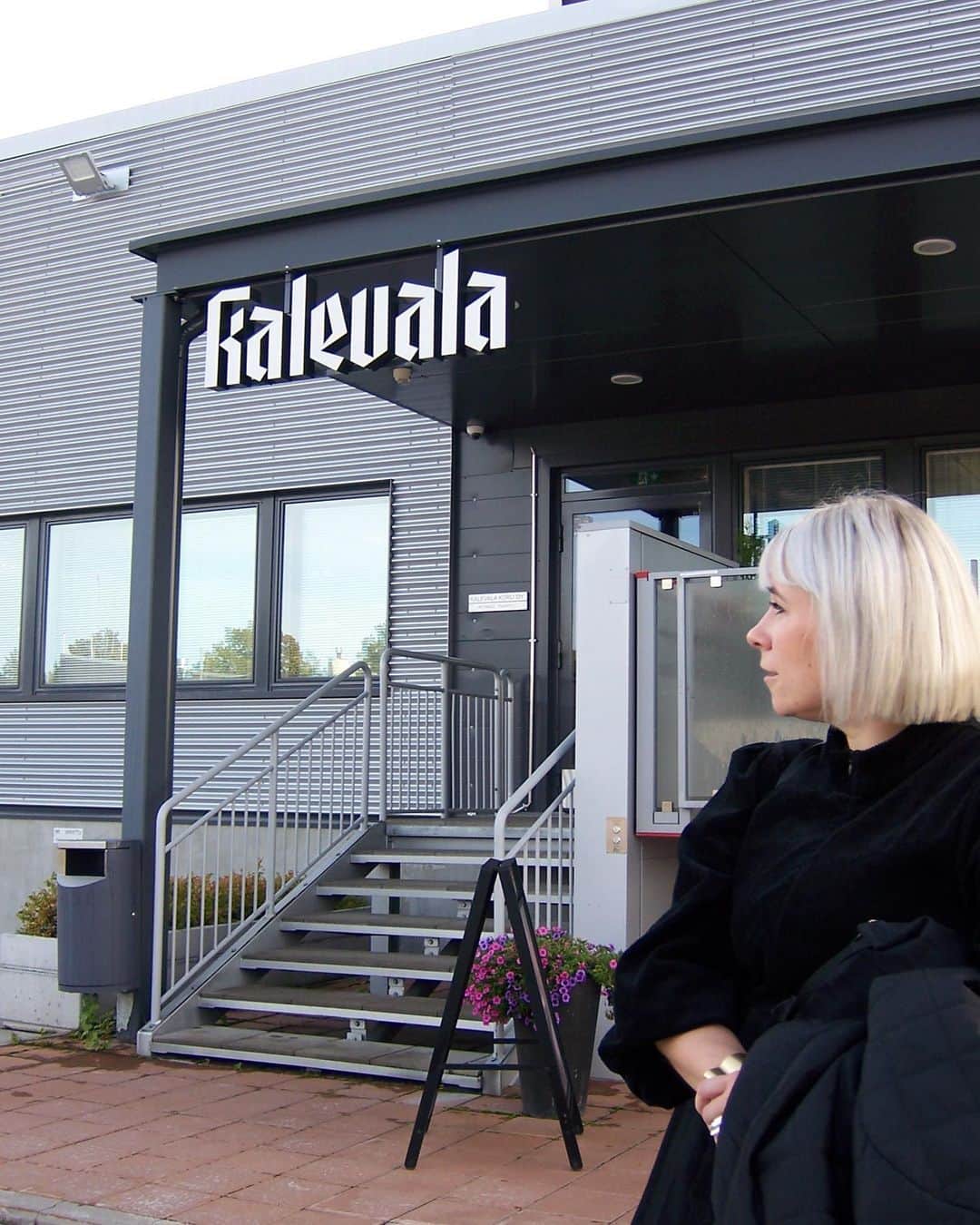 とんだ林蘭のインスタグラム：「フィンランド2日目、@kalevalaofficial の工房を見学しました。職人さんがひとつひとつ手作業で作っているところや、デザインスケッチ、貴重なアーカイブなどを見せていただきました。  Thank you⛓️💖⛓️ @kalevalaofficial  @kalevala_jp  #Kalevala #カレワラ」