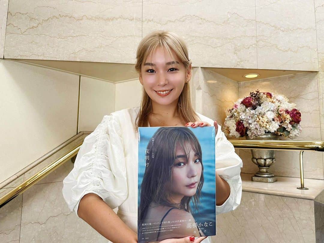 高槻かなこのインスタグラム：「2023.9.25 30歳になりました🤍 そして、1st写真集 『夜明け』発売しました🤍🤍  みなさんたくさんのお祝いコメントや購入報告ありがとうございます✨  20代最後の日にはFCのみんなとバースデークルーズもできて嬉しかったな🥳🚢💙 30代は魅力的な大人の女性になるのが目標ですっ 仕事も遊びも全力で、誠実に、ぼちぼち頑張ります✊🏻⭐️」