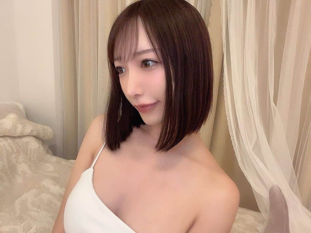 清水あいりさんのインスタグラム写真 - (清水あいりInstagram)「約一年ぶりくらいに ボブに戻しました照 どうかな？  ロング派だった皆様、ごめんなしゃい笑 そしてボブ派だった皆様、お待たせ笑  まぁまた 伸ばしたくなっちゃったり、するかもしれないですが… しばらくはボブで頑張りますねっ！  翔太さんいつま ありがとうございます！ とっても綺麗なボブに、仕上げてくださいました涙 @sho_ta0830」9月26日 0時16分 - shimizuairi