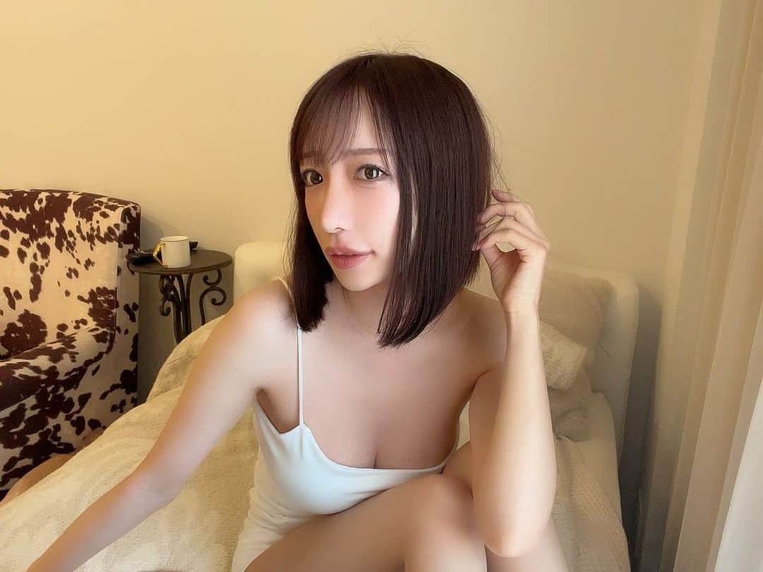 清水あいりさんのインスタグラム写真 - (清水あいりInstagram)「約一年ぶりくらいに ボブに戻しました照 どうかな？  ロング派だった皆様、ごめんなしゃい笑 そしてボブ派だった皆様、お待たせ笑  まぁまた 伸ばしたくなっちゃったり、するかもしれないですが… しばらくはボブで頑張りますねっ！  翔太さんいつま ありがとうございます！ とっても綺麗なボブに、仕上げてくださいました涙 @sho_ta0830」9月26日 0時16分 - shimizuairi