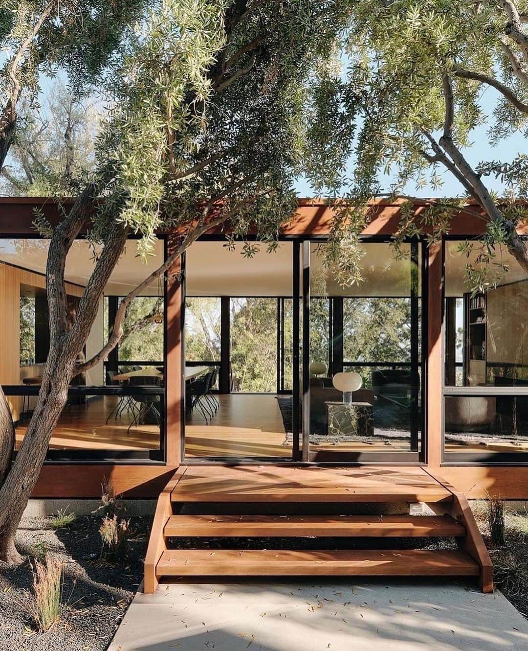 オリバーピープルズさんのインスタグラム写真 - (オリバーピープルズInstagram)「The Moore House, a paradigm of California modernism.  Designed in 1965 by #CraigEllwood. #OPInspiration⁠ ⁠ Photos by Joe Fletcher.」9月26日 0時17分 - oliverpeoples