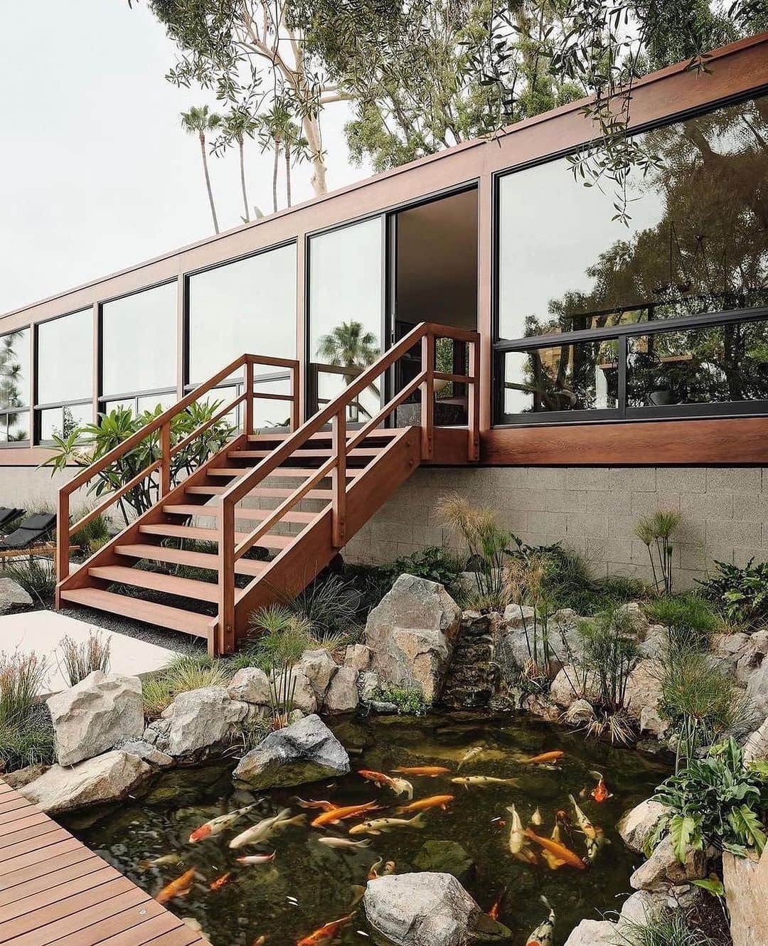 オリバーピープルズさんのインスタグラム写真 - (オリバーピープルズInstagram)「The Moore House, a paradigm of California modernism.  Designed in 1965 by #CraigEllwood. #OPInspiration⁠ ⁠ Photos by Joe Fletcher.」9月26日 0時17分 - oliverpeoples