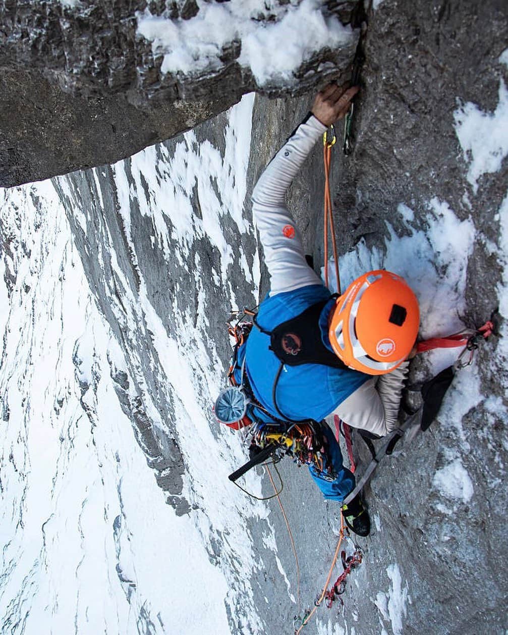 Mammutさんのインスタグラム写真 - (MammutInstagram)「The world-class alpinists @stephansiegrist, Thomas and Alexander Huber are planning a spectacular first ascent: In memory of their climbing friends who died in accidents, they want to open a new route on the north face of the Eiger: the “In Memoriam”. On the way through the wall, the three remember all the great climbers who are no longer with them.   Will the three alpinists complete the new route? Watch the new movie ‘Eiger Nordwand - Über den Tod hinaus’ to find out!   The movie will be streamed exclusively on Servus TV in German language:  🇦🇹 Monday, 25.09 | 8:15 PM 🇩🇪 Monday, 25.09 | 9:10 PM」9月26日 0時28分 - mammut_swiss1862