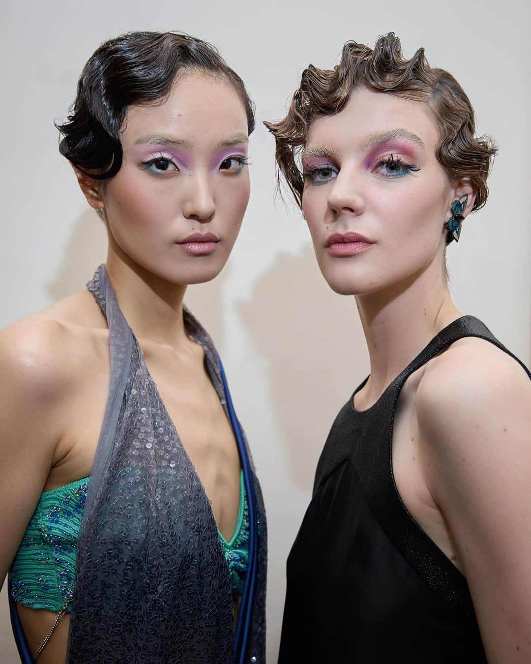 Armani Beautyさんのインスタグラム写真 - (Armani BeautyInstagram)「A closer look at the Giorgio Armani Spring Summer 2024 Women’s collection. Representing vibrations and how they move seamlessly, creating rippling waves, the Giorgio Armani Spring Summer 2024 Women's fashion show featured a dynamic and colorful makeup look with FLUID SHEER, EYES TO KILL CLASSICO MASCARA, and LIP POWER to harminously pair with the chromatic and vibrant colors of the collection.   Makeup: @hiromi_ueda   @GiorgioArmani   #Armanibeauty #GiorgioArmani #PowerFabric #FluidSheer #EyesToKill #ArmaniLipPower #MFW」9月26日 21時00分 - armanibeauty