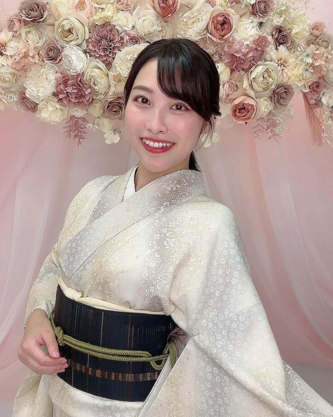 春原未来さんのインスタグラム写真 - (春原未来Instagram)「おめでたい日に合わせて,着物レンタル❣️ PR @asakusa_kimono.niji   浅草駅からも近くて,次の訪問先 #浅草公会堂 にも近く利便性も良かったです😆✨️  そして,着付けしてくれたお姉様がセンス抜群で,着物は私が選んだんだけど,帯や帯揚げ,下駄はお願いして選んでもらいました🥹🩵  お上品な感じでキメてくださって感謝です！  今回は,素敵な名古屋帯を合わせたので,プレミアムプラン 税込6,000円になりました！これよりもカジュアルな,トレンディープラン4,800円もあるので,予算を伝えた上で選ぶのもありだと思います‼️  時間がなかったので髪はきっちりまとまってはいませんが😣これはこれでイマドキな感じがして新鮮でした🙌  このお花の背景は,着付けしてくださったところにある撮影ブース！綺麗な姿をちゃんとおさめられるって最高じゃない？！😳💖  手際良い🙆🏻‍♀️リーズナブル！駅近！で三拍子揃ってるので,皆さんも気軽に使ってみてー⤴️  #着物レンタル #浅草レンタル着物 #浅草着物レンタル #浅草着物レンタル虹 #浅草着物 #浅草着物散策 #浅草寺雷門 #sensojitemple #asakusakimono #着物で観劇 #着物でお出かけ  #春原未来 #名古屋帯 #お太鼓結び」9月26日 0時37分 - sunohara_miki