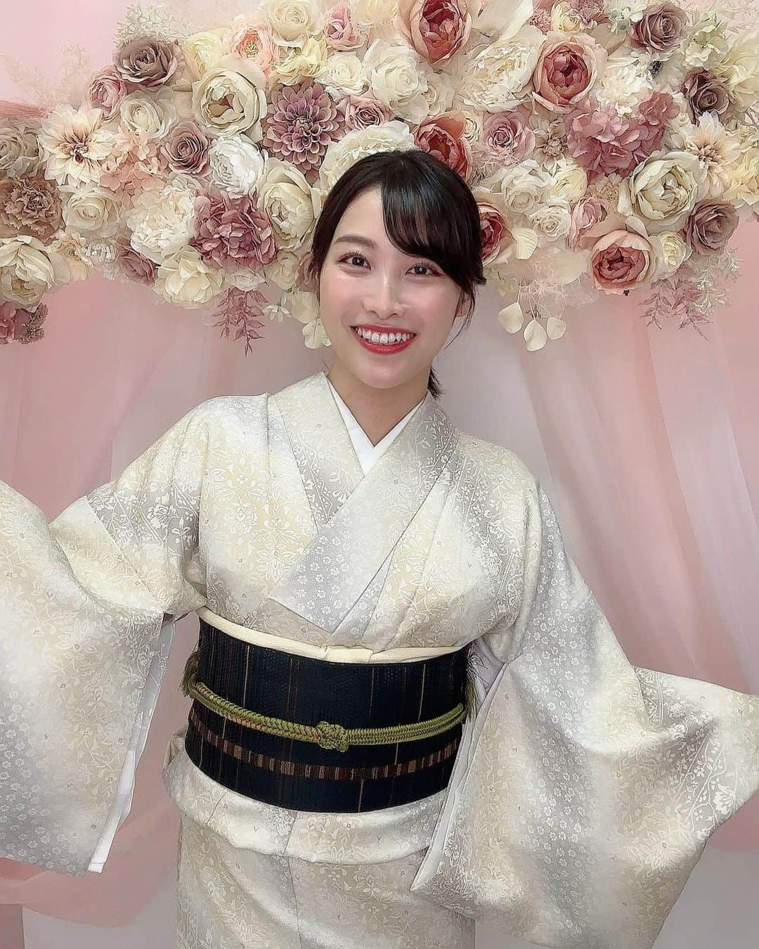 春原未来さんのインスタグラム写真 - (春原未来Instagram)「おめでたい日に合わせて,着物レンタル❣️ PR @asakusa_kimono.niji   浅草駅からも近くて,次の訪問先 #浅草公会堂 にも近く利便性も良かったです😆✨️  そして,着付けしてくれたお姉様がセンス抜群で,着物は私が選んだんだけど,帯や帯揚げ,下駄はお願いして選んでもらいました🥹🩵  お上品な感じでキメてくださって感謝です！  今回は,素敵な名古屋帯を合わせたので,プレミアムプラン 税込6,000円になりました！これよりもカジュアルな,トレンディープラン4,800円もあるので,予算を伝えた上で選ぶのもありだと思います‼️  時間がなかったので髪はきっちりまとまってはいませんが😣これはこれでイマドキな感じがして新鮮でした🙌  このお花の背景は,着付けしてくださったところにある撮影ブース！綺麗な姿をちゃんとおさめられるって最高じゃない？！😳💖  手際良い🙆🏻‍♀️リーズナブル！駅近！で三拍子揃ってるので,皆さんも気軽に使ってみてー⤴️  #着物レンタル #浅草レンタル着物 #浅草着物レンタル #浅草着物レンタル虹 #浅草着物 #浅草着物散策 #浅草寺雷門 #sensojitemple #asakusakimono #着物で観劇 #着物でお出かけ  #春原未来 #名古屋帯 #お太鼓結び」9月26日 0時37分 - sunohara_miki