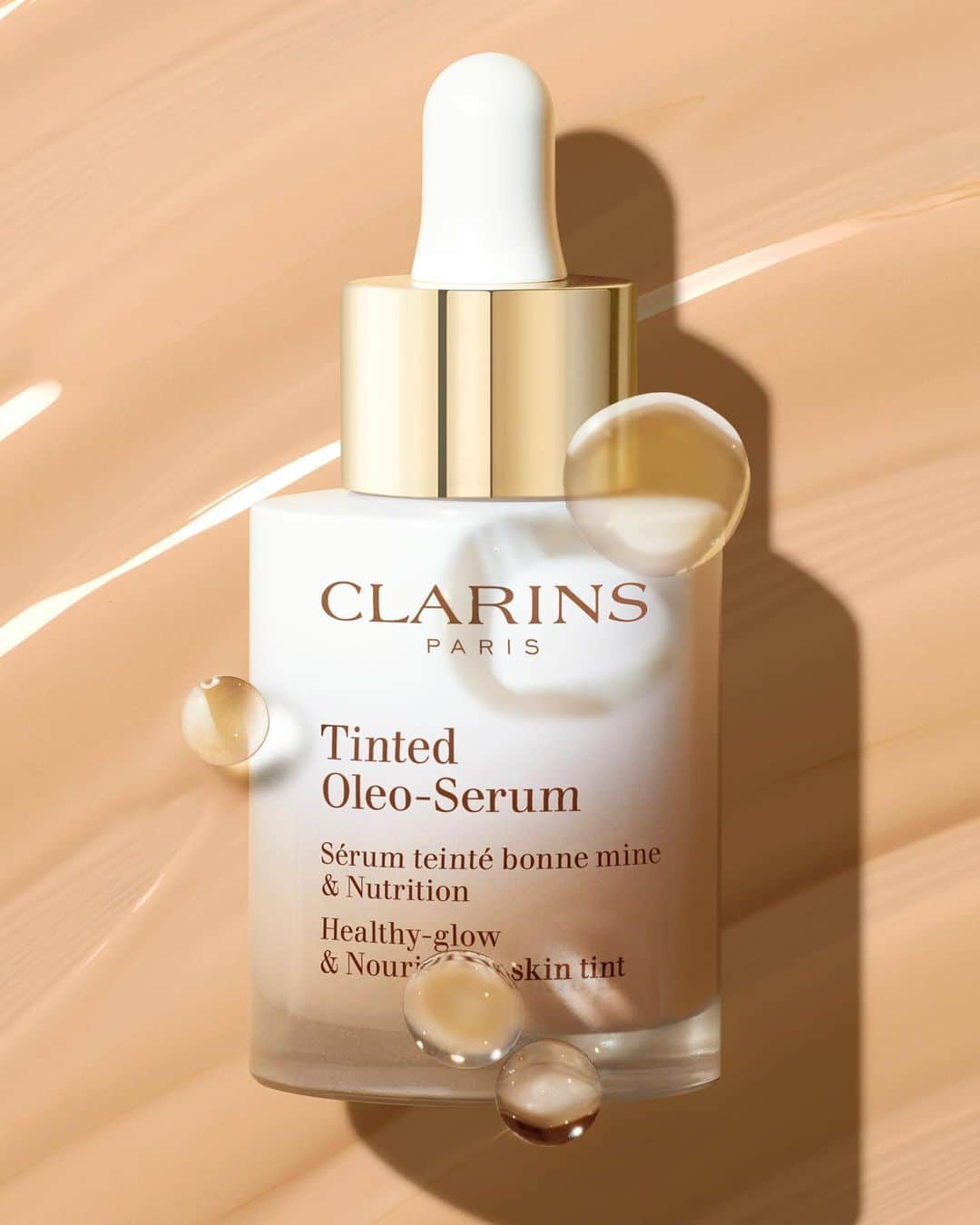 Clarins Middle Eastのインスタグラム：「تينتيد أوليو سيروم هو علاج للحواس.⁣ ⁣ ✨ملمس سائل مع لمسة نهائية من الزيت الجاف⁣ ✨تأثير "بلا مكياج" وإشراق خالٍ من اللمعان⁣ ⁣ متوفر في بوتيكات كلارنس ومتاجرنا الالكترونية (الروابط في البايو)⁣⁣⁣⁣⁣⁣⁣⁣⁣⁣⁣⁣⁣⁣⁣⁣⁣⁣⁣⁣⁣⁣⁣⁣⁣⁣ ⁣ Tinted Oleo Serum is a treat for the senses.⁣ ✨Ultra-fluid texture with a dry oil finish⁣ ✨Bare-skin effect and a shine-free glow⁣ ⁣ ⁣Available at Clarins boutiques and on our e-stores (links in bio)⁣⁣⁣⁣⁣⁣⁣⁣⁣⁣⁣⁣⁣⁣⁣⁣⁣⁣⁣⁣⁣⁣⁣⁣ ⁣ #Clarins #ClarinsME #SkinCare  #Clarinsmakeup #ClarinsTintedOleoSerum #FlawlessComplexion #MakeUpMadeForSkin #Glow⁣ #كلارنس #العناية_بالنفس #مكياج_كلارنس #تينتيد_أوليو_سيروم」