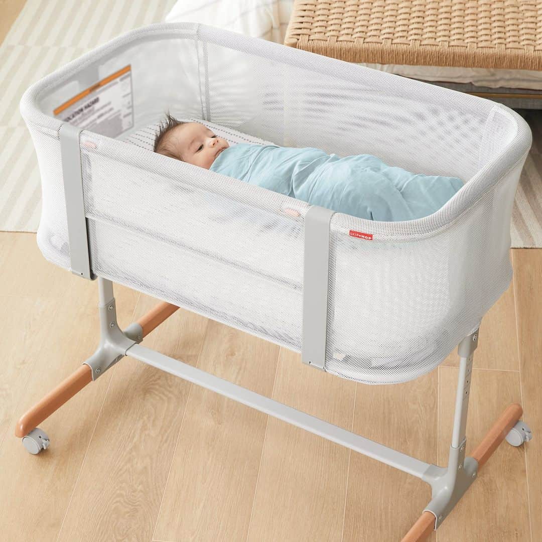 Skip Hopのインスタグラム：「Sweet dreams, baby! ✨✨ We've got all the gear for bedtime made better (plus expert tips to get more Zzzs for the whole family)! 😴💤 😴💤  #skiphop #musthavesmadebetter #babysleep #bassinet #nursery #newbornsleep #babybedtime #sleepexpert #naptime #sweetdreams #bedsidesleeper #babysoother」