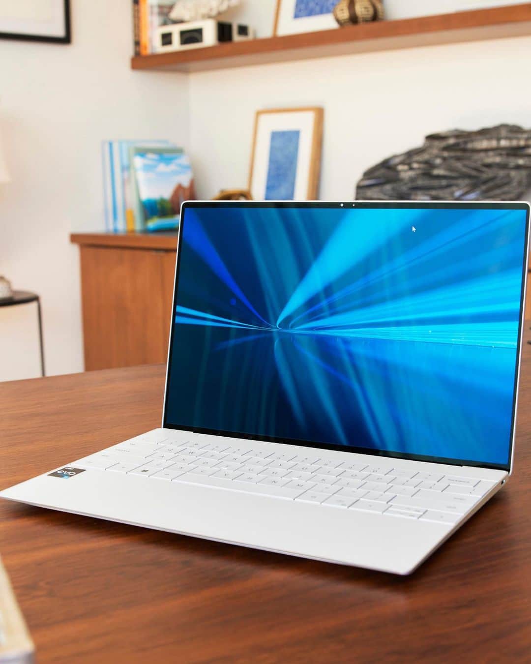 インテルのインスタグラム：「Less is more with the sleek and sophisticated XPS 13 Plus #IntelEvo」
