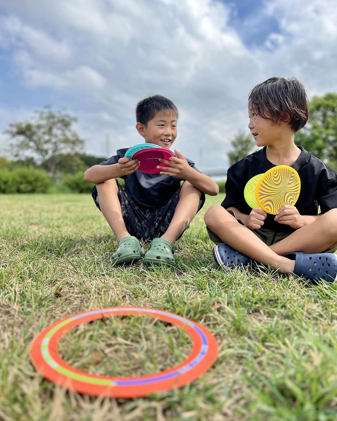 Toys''R''Us｜トイザらス 公式 さんのインスタグラム写真 - (Toys''R''Us｜トイザらス 公式 Instagram)「← ほかの投稿はこちら♪ ＼ノマド・ディスクゴルフにチャレンジ！／  遊んでみたいと思ったら コメントに「✨」で教えてね！  ノマド・ディスクゴルフを知っていますか？  シリコンフライングディスク 「ウイングマン」を フライングターゲットディスクに到達 させて遊ぶゲームです⭐️  最初は難しいけど、 入った時の爽快感と盛り上がりは 家族皆んなで楽しめて最高！ というお声も✨  さあ、ご家族みんなでチャレンジしてみよう🙌  対象年齢：8歳～  -----------------------------  #トイザらス #toysrus #ベビーザらス #Babiesrus  #ワボババックナインノマドディスクゴルフアウトドア #waboba #ワボバ #フライングディスク #おもちゃ #男の子 #男の子ママ #女の子 #女の子ママ  #おうち遊び  #こどもがいる暮らし #子供のいる暮らし」9月28日 18時00分 - toysrus_jp