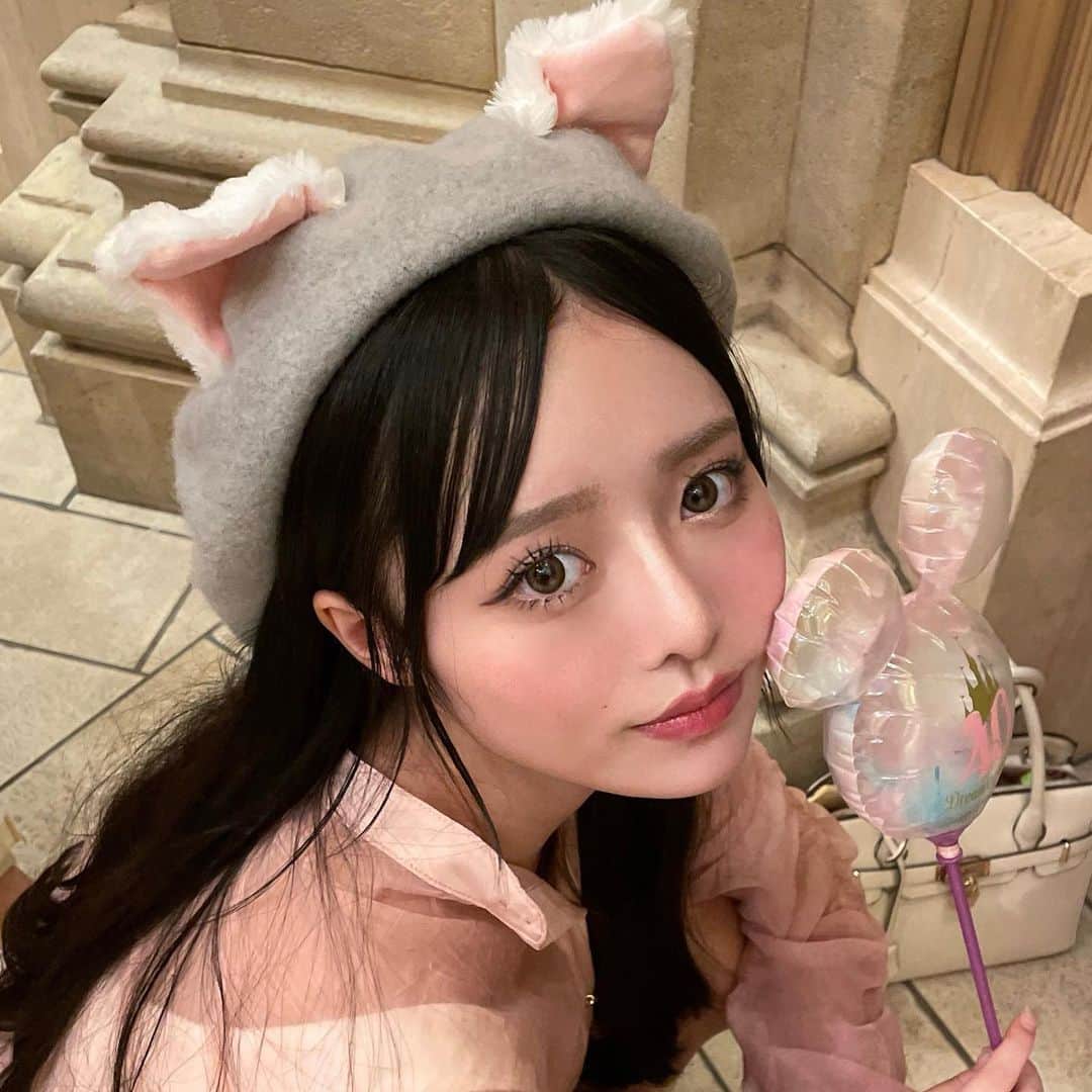 のインスタグラム：「ちょっと前にディズニーシー行ったんだけど、 新しいベレー帽可愛すぎない？😳  カチューシャのコーナーとは違うところにあるんだけど、 可愛すぎてこれに即決しちゃった🐱  これ付けてまた行きたいな🐾  友達にメイクしてもらったから全然雰囲気違うね💭 たまにはこういうのもあり？  #ディズニー #ディズニーシー  #ディズニーコーデ  #ディズニーグッズ  #ベレー帽 #秋  #고양이 #냥스타그램  #disney #disneysea」
