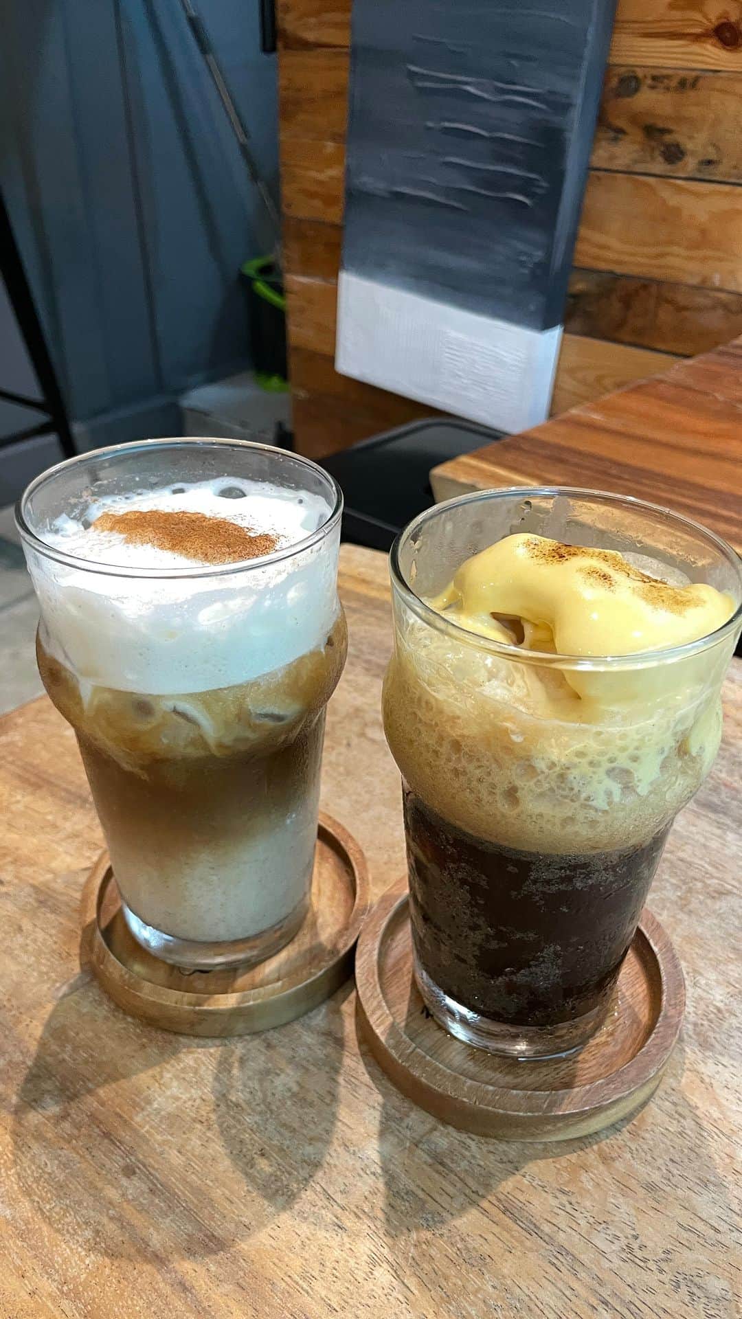 りょうくんグルメのインスタグラム：「COFFEE AR TEA  マニラにあるお洒落カフェ。シグネチャーであるHORCHATAやLECHE BRULEEなどコーヒーがベースの美味しいドリンクが人気🤤  A trendy cafe in Manila, Philippines. They have delicious coffee-based drinks such as their signature HORCHATA and LECHE BRULEE.  #マニラ #フィリピン #フィリピン旅行 #manila #manilaeats #manilafoodie #manilacafe」
