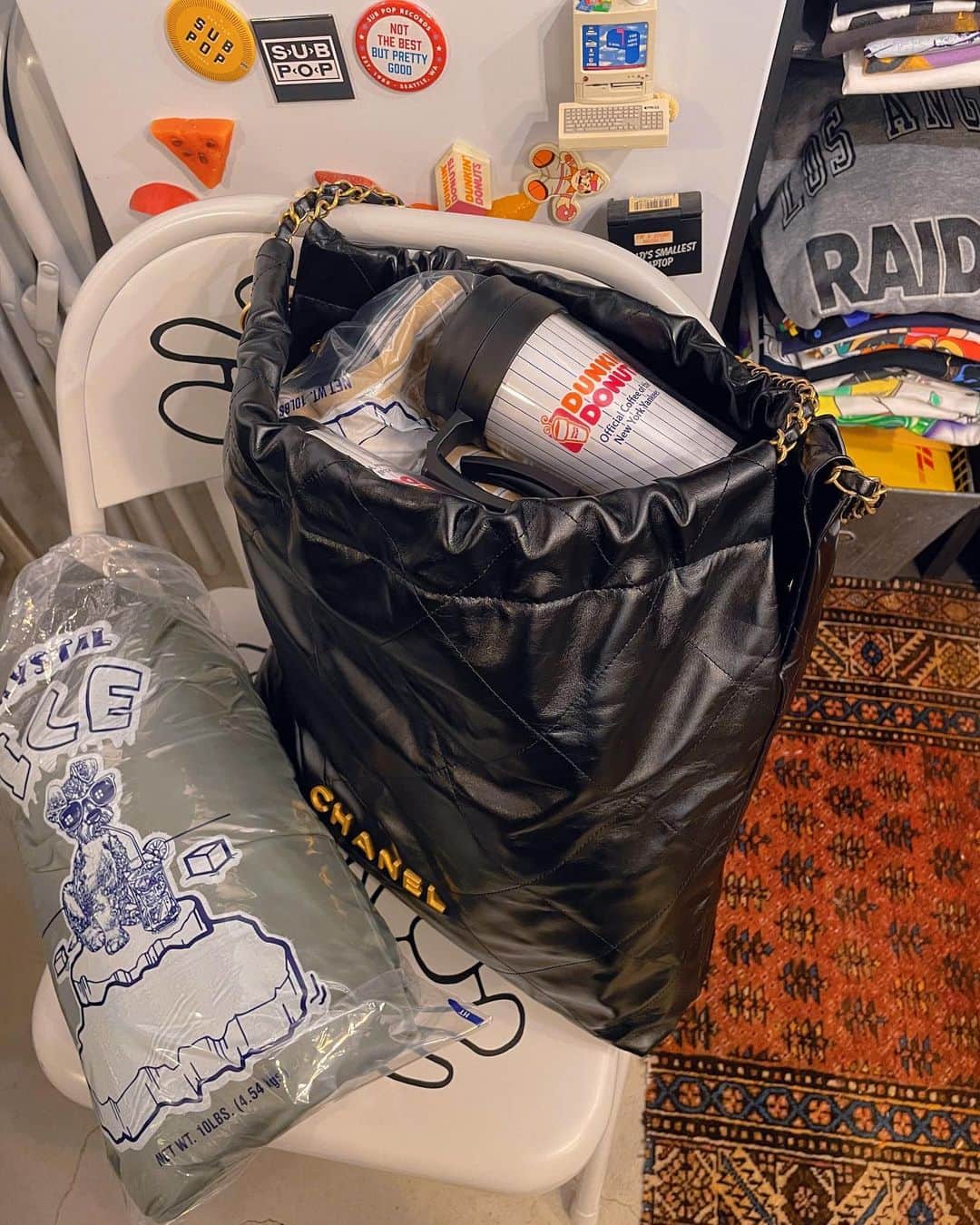 斉藤夏海のインスタグラム：「週一回の休日は早起きして江戸🛸🚀 1年ちょいぶりのたかちゃんのとこで 髪の毛綺麗にしてもらって🫶🩷（髪の毛のことはまた載せます👻) 美容室で綺麗にしてもらったあとは、1人散歩してから秋の支度のため🍂 @electricland_tokyo でお買い物とご飯まで🚀🎠🍙今回もとっても貴重な物を沢山譲って頂きました🐱🎁📦 おかげさまで帰りのバッグと心はパンパンでした👻🫗 休みの日が充実しすぎてて楽しくてあっという間🥺 会いたいひとには沢山会っておこ〜🦋ほしいものは後悔しないように買っておこ〜🍒 そんないちにち🍓」