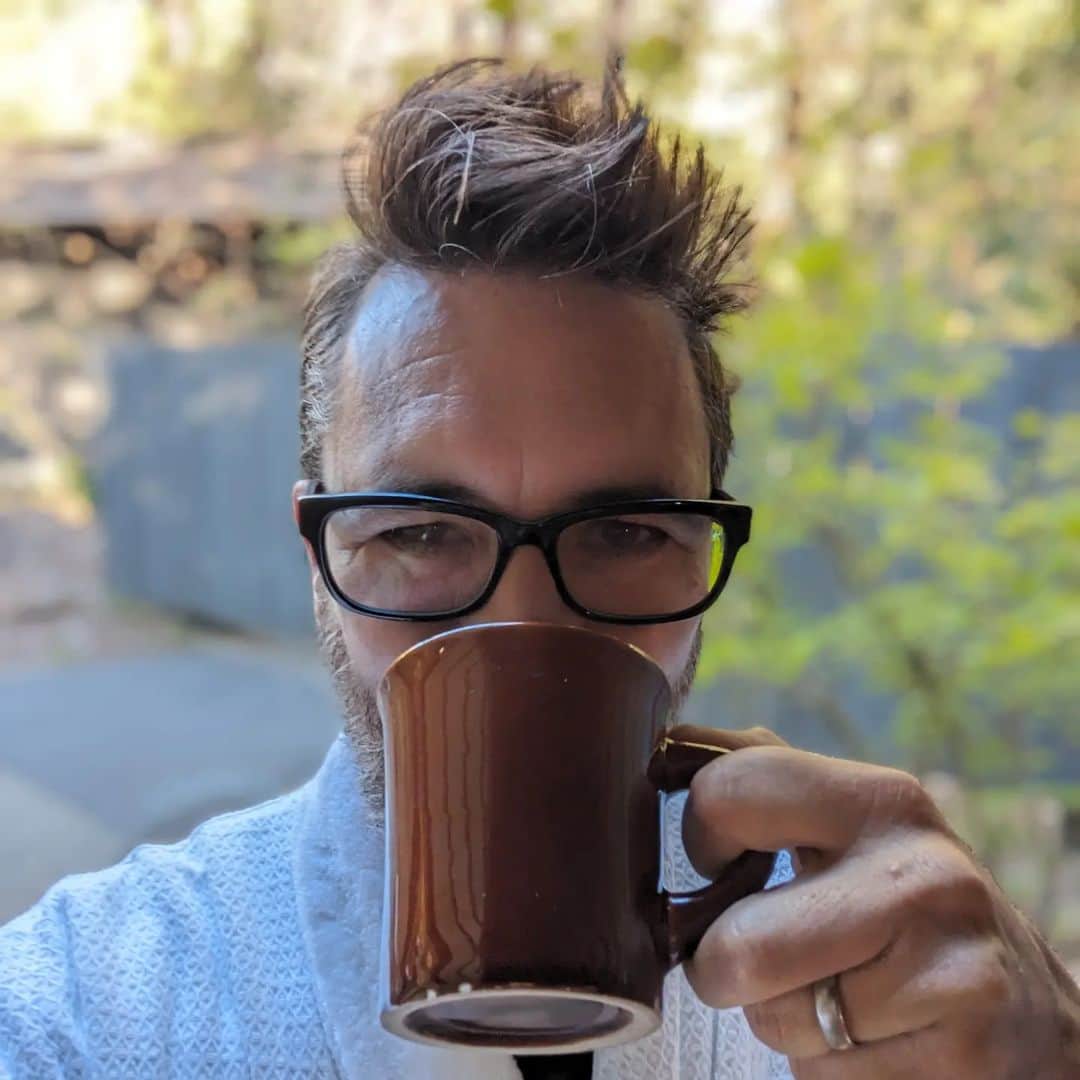 ウィル・ウィトンのインスタグラム：「This morning's bedhead is #unionstrong, and hopeful the new WGA contract is everything the writers deserve. #WGAsolidarity」