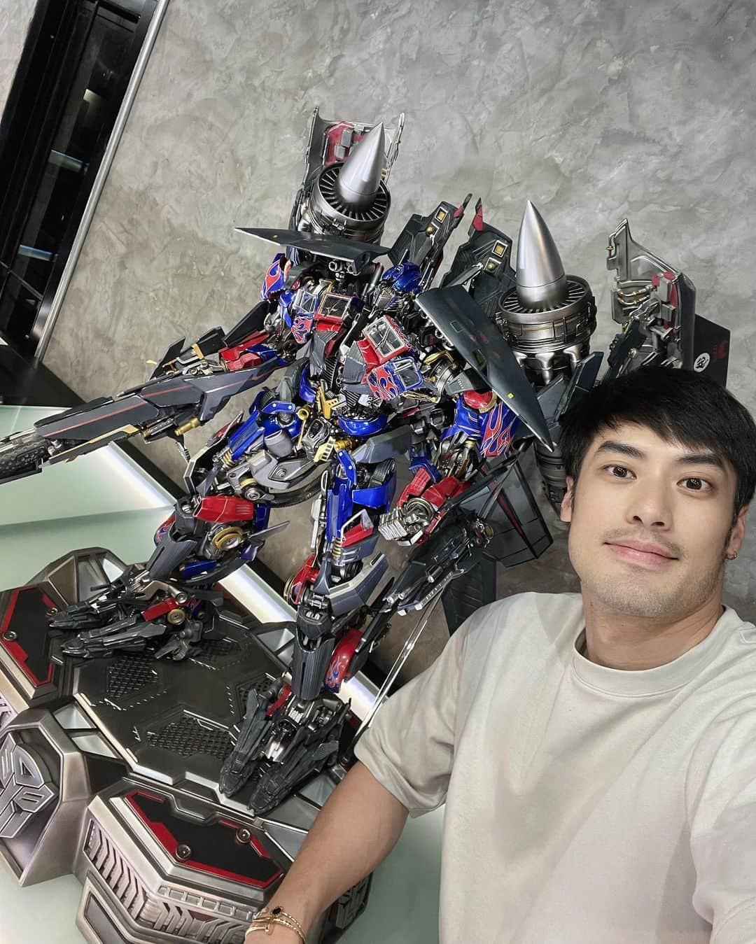 ボーイ・パコーン・チャッボリラックのインスタグラム：「ตัวเปิดของบ้าน @3angular15 ที่แท้ทรู  “Jet Power” Optimus Prime 🤖  : P1 Studio   #jetpoweroptimusprime #optimusprime #toy #toycollector #prime1studio #transformers」