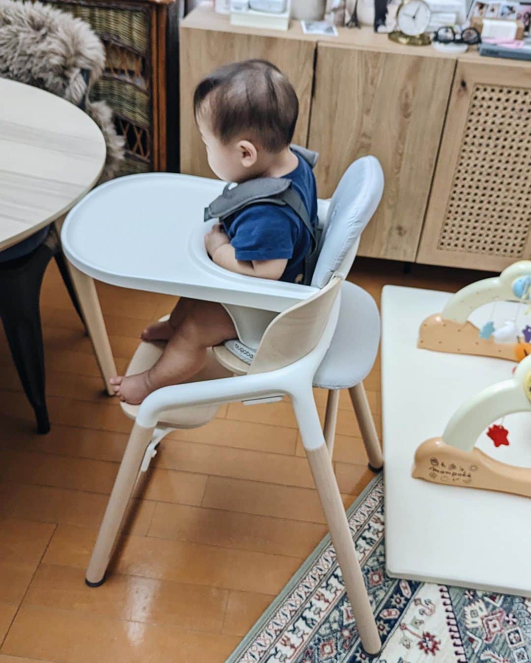 上野智子さんのインスタグラム写真 - (上野智子Instagram)「@bugaboojapan Giraffe chair🪑 チェアデビューしました！  成長段階に合わせて調整出来るのはもちろん、バガブーらしい美しいデザインと機能性は毎日の離乳食タイム(愛おしいけど戦い😉)を豊かにしてくれています:)  このチェアで泣き顔も笑顔もたくさん見ることでしょう！！ (5枚目の髪の毛どうなっちゃってるんでしょうか笑)  ちなみに我が家のカラーはウッド&ホワイト。 クールなおうちなら、ブラックもかっこいいなあと思う♡ そして組み立ては、いつもの夫婦喧嘩をしたあと、私が娘とふて寝をしている間にたけPがやってくれていました。(ありがとうございます🥹)(小声言いたくない)(喧嘩もしたくない)(みんな仲良しが1番)  #bugaboogiraffe #gifted #7か月ベビー #7monthsold」9月26日 0時57分 - tomokoueno