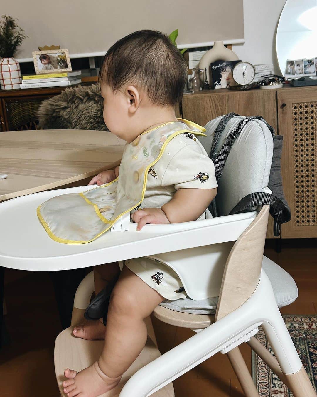 上野智子さんのインスタグラム写真 - (上野智子Instagram)「@bugaboojapan Giraffe chair🪑 チェアデビューしました！  成長段階に合わせて調整出来るのはもちろん、バガブーらしい美しいデザインと機能性は毎日の離乳食タイム(愛おしいけど戦い😉)を豊かにしてくれています:)  このチェアで泣き顔も笑顔もたくさん見ることでしょう！！ (5枚目の髪の毛どうなっちゃってるんでしょうか笑)  ちなみに我が家のカラーはウッド&ホワイト。 クールなおうちなら、ブラックもかっこいいなあと思う♡ そして組み立ては、いつもの夫婦喧嘩をしたあと、私が娘とふて寝をしている間にたけPがやってくれていました。(ありがとうございます🥹)(小声言いたくない)(喧嘩もしたくない)(みんな仲良しが1番)  #bugaboogiraffe #gifted #7か月ベビー #7monthsold」9月26日 0時57分 - tomokoueno