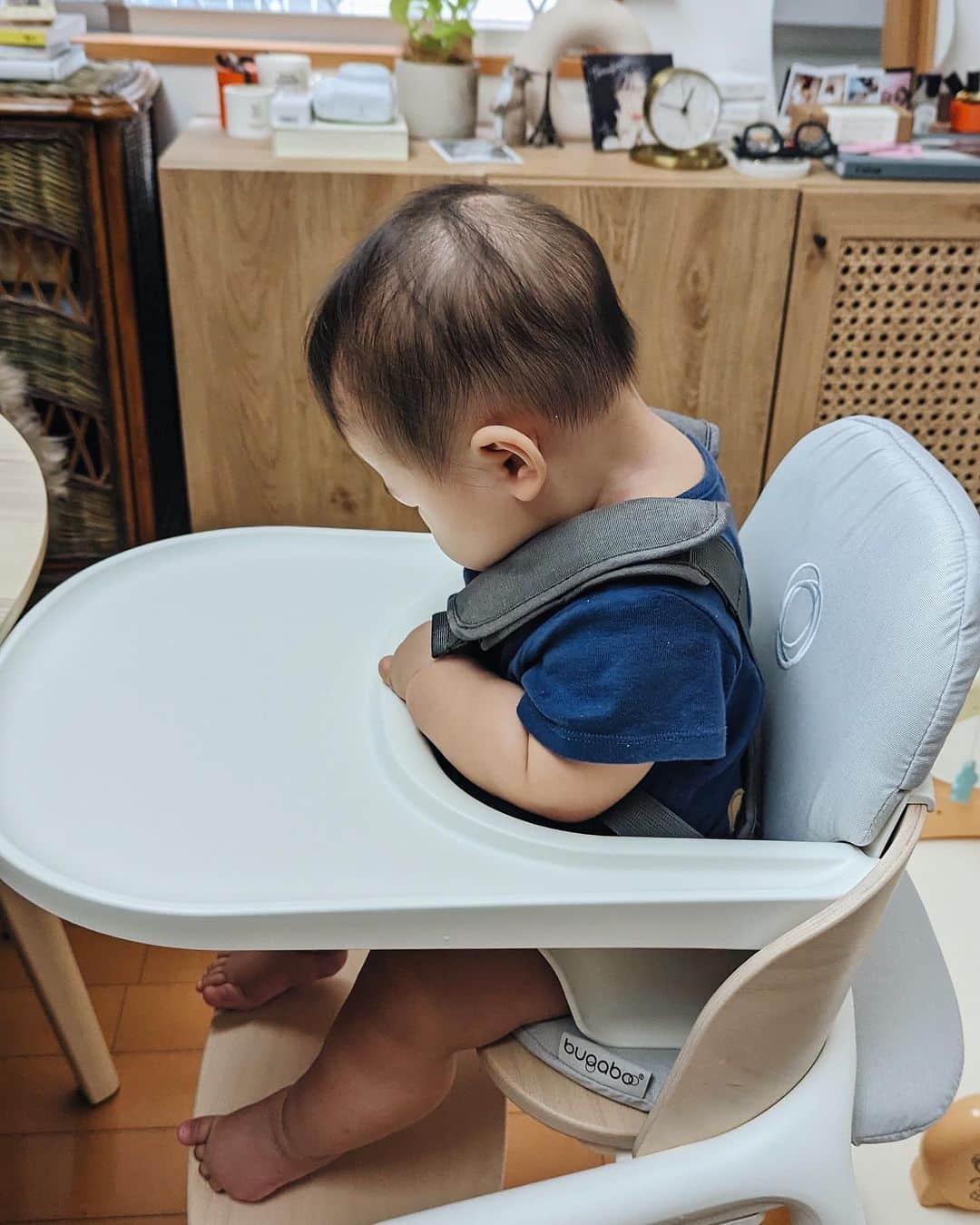 上野智子さんのインスタグラム写真 - (上野智子Instagram)「@bugaboojapan Giraffe chair🪑 チェアデビューしました！  成長段階に合わせて調整出来るのはもちろん、バガブーらしい美しいデザインと機能性は毎日の離乳食タイム(愛おしいけど戦い😉)を豊かにしてくれています:)  このチェアで泣き顔も笑顔もたくさん見ることでしょう！！ (5枚目の髪の毛どうなっちゃってるんでしょうか笑)  ちなみに我が家のカラーはウッド&ホワイト。 クールなおうちなら、ブラックもかっこいいなあと思う♡ そして組み立ては、いつもの夫婦喧嘩をしたあと、私が娘とふて寝をしている間にたけPがやってくれていました。(ありがとうございます🥹)(小声言いたくない)(喧嘩もしたくない)(みんな仲良しが1番)  #bugaboogiraffe #gifted #7か月ベビー #7monthsold」9月26日 0時57分 - tomokoueno