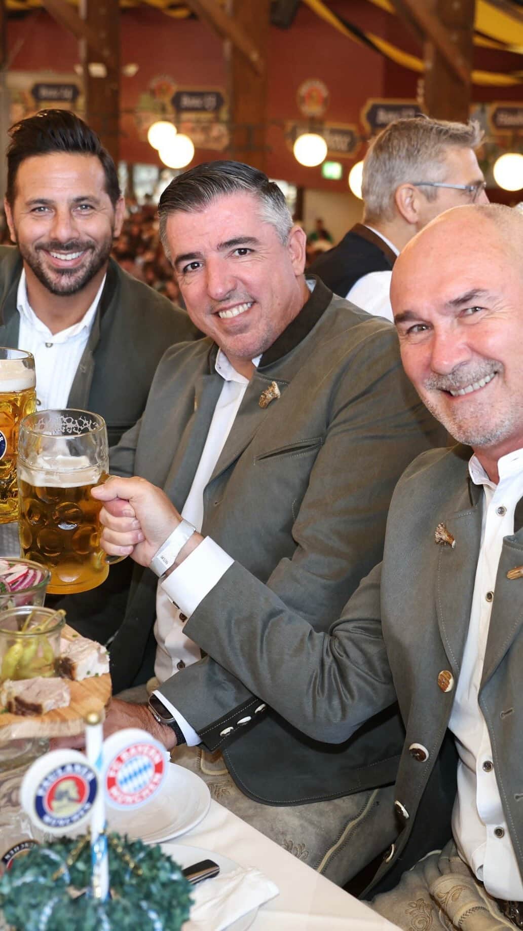 のインスタグラム：「𝑅𝑒𝑢𝑛𝑖𝑜𝑛 𝑎𝑡 𝑂𝑘𝑡𝑜𝑏𝑒𝑟𝑓𝑒𝑠𝑡 🥨🍻  Our #FCBayern legends visited the #Wiesn together this weekend. Check it out!   🔗 Full Clip in Bio.  #MiaSanMia | @Paulaner」