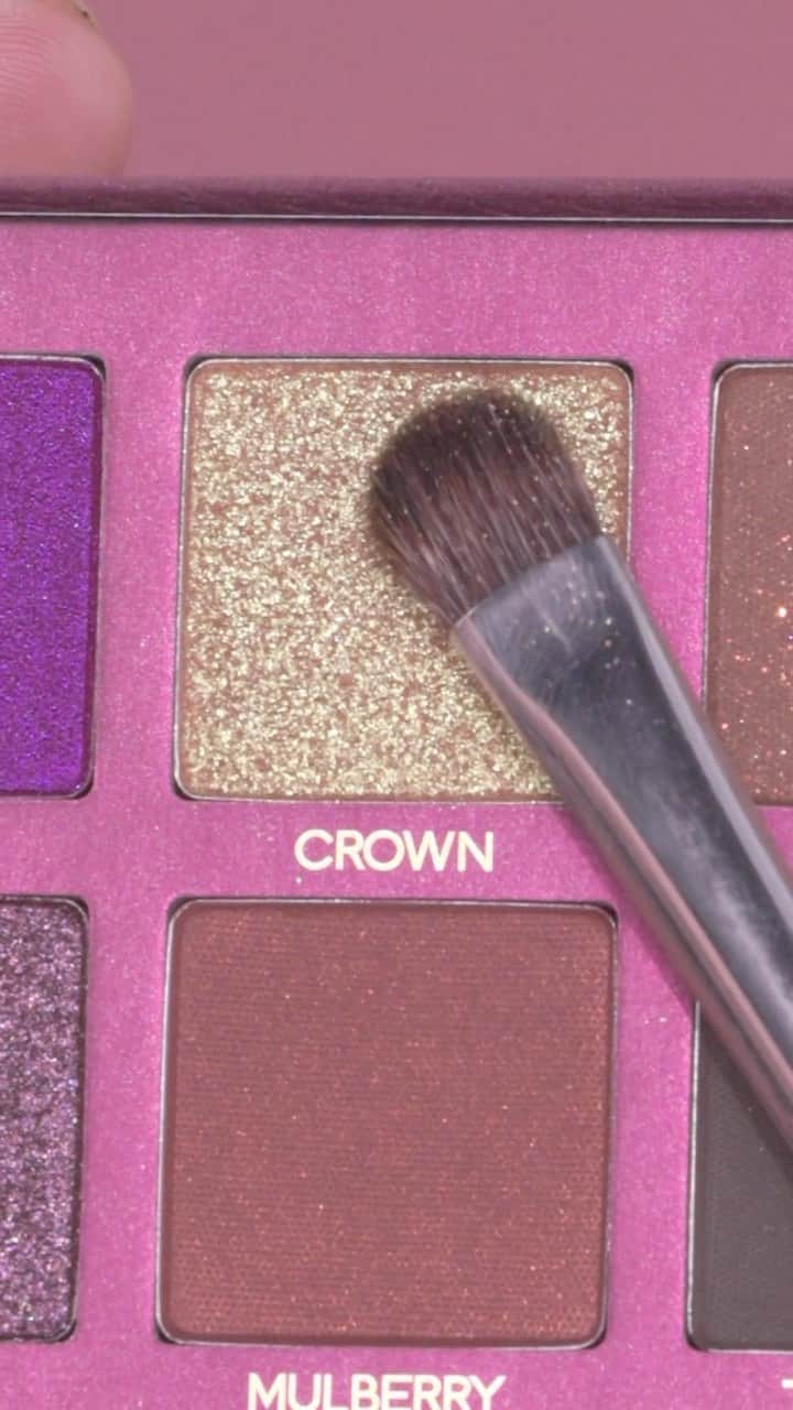 Anastasia Beverly Hillsのインスタグラム：「Can you feel the Fall Romance in the air? 🍂😍 Tap the link in bio to grab the palette of the season! 🥀  #AnastasiaBeverlyHills #ABHFallRomance」
