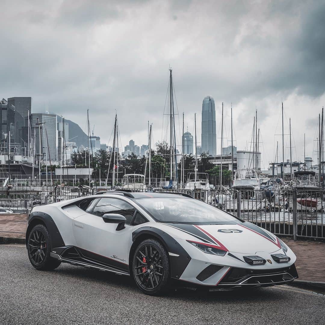 ランボルギーニのインスタグラム：「Let the city experience a feeling of bravery: Huracán Sterrato brings its adventurous attitude to Hong Kong.  #Lamborghini #HuracanSterrato #BeyondTheConcrete __ Huracán Sterrato: fuel consumption combined: 14,9 l/100km (WLTP); CO2-emissions combined: 337 g/km (WLTP)」