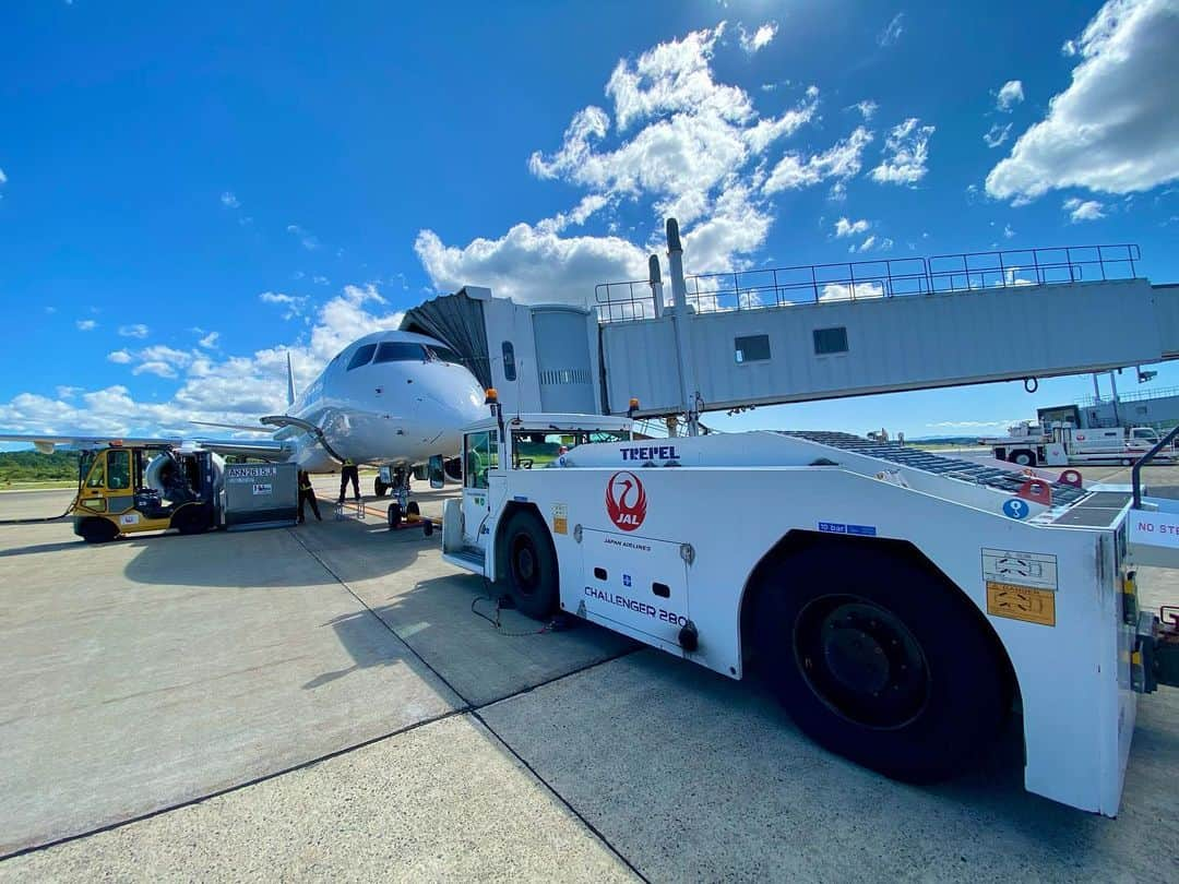 服部未佳さんのインスタグラム写真 - (服部未佳Instagram)「きのう取材した 空の日記念イベント✈️ 飛行機を牽引する車に乗ったり 駐機を誘導したり 貴重な体験プログラムが盛りだくさん！ ワクワクしっぱなしの取材でした🥺  着てみなよー！と言っていただいたので 着てみました。パイロットの制服👩🏻‍✈️ CAさんと並んで良く撮れたので見てください😙  #空の日 #青森空港 #✈️  #服部未佳 #アナウンサー」9月26日 1時05分 - mikahattori_aba