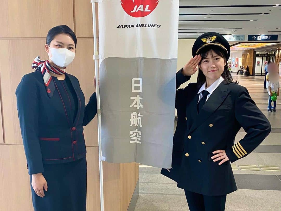 服部未佳さんのインスタグラム写真 - (服部未佳Instagram)「きのう取材した 空の日記念イベント✈️ 飛行機を牽引する車に乗ったり 駐機を誘導したり 貴重な体験プログラムが盛りだくさん！ ワクワクしっぱなしの取材でした🥺  着てみなよー！と言っていただいたので 着てみました。パイロットの制服👩🏻‍✈️ CAさんと並んで良く撮れたので見てください😙  #空の日 #青森空港 #✈️  #服部未佳 #アナウンサー」9月26日 1時05分 - mikahattori_aba