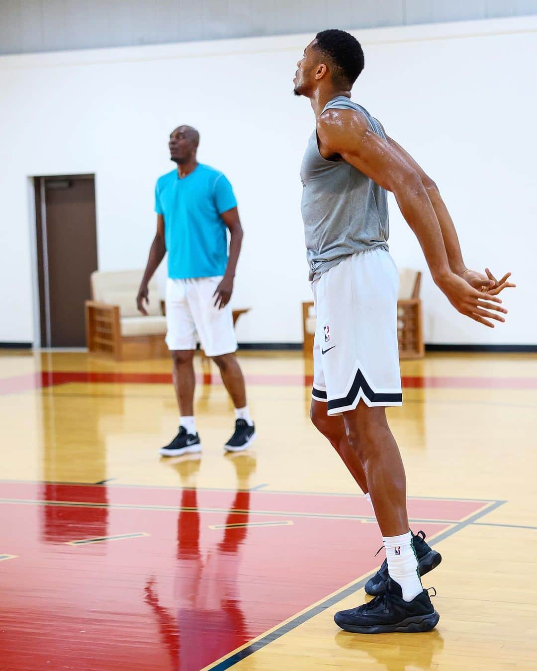 のインスタグラム：「I enjoy being a student of the game. Learn, respect and appreciate greatness. Thank you Hakeem 34 🙏🏽🙏🏽」