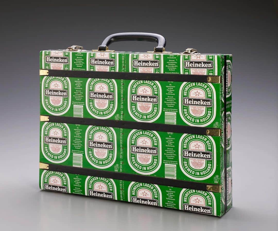 スミソニアン博物館のインスタグラム：「A work-appropriate briefcase of beer!   This briefcase is made from discarded sheets of aluminum drink cans and mass-produced grocery boxes. Swipe to the next picture to see its lining. French language comics featuring Disney Characters and stories such as “The Three Little Pigs” adorn the inside of the briefcase.   This item is in our @smithsonian_africanart 💼 “Briefcase,” metal, paper, plastic, gift of Wil and Irene Petty, late 20th century」