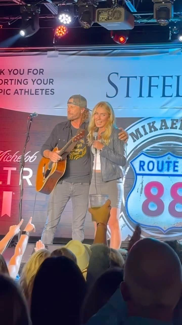 ミカエラ・シフリンのインスタグラム：「Sang with @DierksBentley Saturday night 😅 at our annual @usskiteam St. Louis fundraiser AND raised over 1M (a record!). 🤩🤯  Big thanks to the St. Louis community for showing up, once again…and to @stifelfinancial, @ronkruszewski, and @a_mandatory_disclosure for all of your hard work to make this event such a success! #stifelusskiteam」