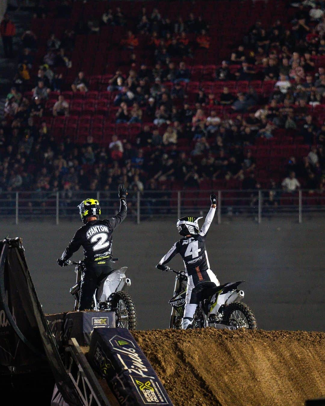 リッキー・カーマイケルさんのインスタグラム写真 - (リッキー・カーマイケルInstagram)「Two legends lighting up the LA Coliseum!🔥  How cool was it seeing RC and Jeff giving our new dirt bike its first official public rollout? 😎  #TriumphMotorcycles #TriumphRacing #ForTheRide #SupercrossLIVE」9月26日 1時14分 - rickycarmichael