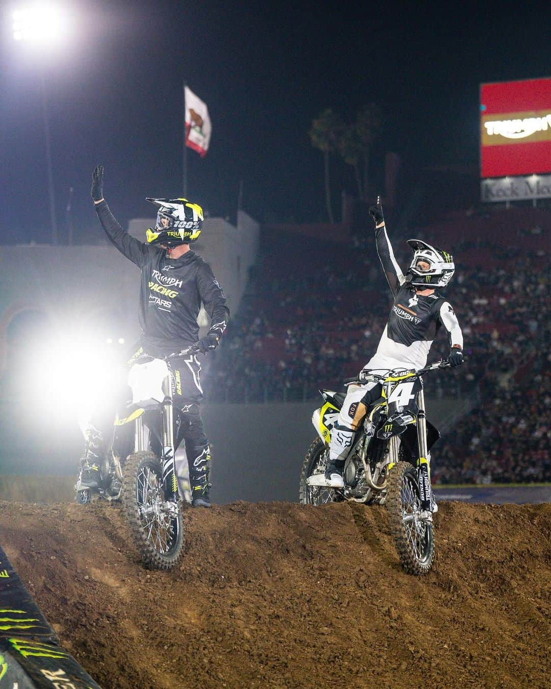 リッキー・カーマイケルさんのインスタグラム写真 - (リッキー・カーマイケルInstagram)「Two legends lighting up the LA Coliseum!🔥  How cool was it seeing RC and Jeff giving our new dirt bike its first official public rollout? 😎  #TriumphMotorcycles #TriumphRacing #ForTheRide #SupercrossLIVE」9月26日 1時14分 - rickycarmichael