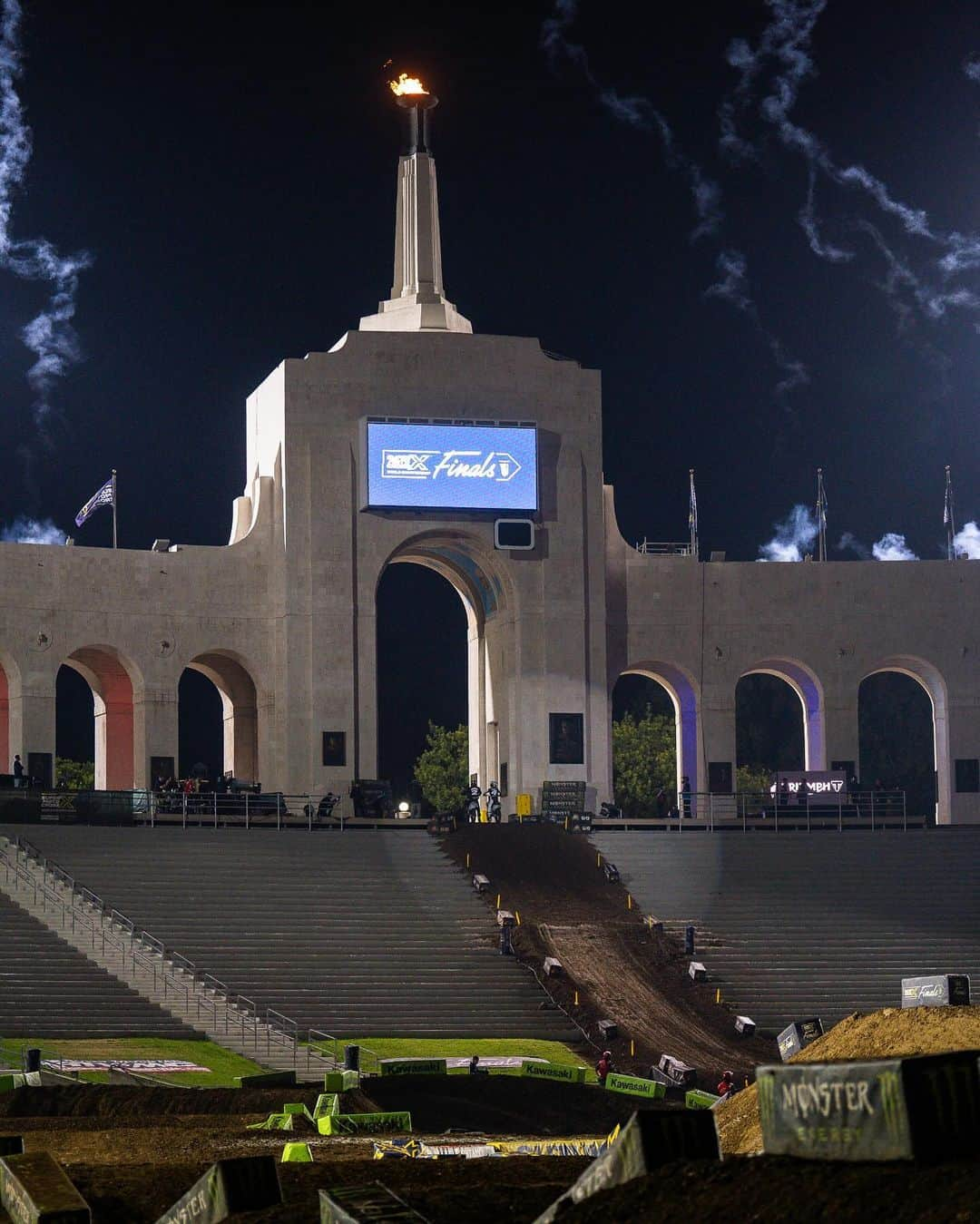 リッキー・カーマイケルさんのインスタグラム写真 - (リッキー・カーマイケルInstagram)「Two legends lighting up the LA Coliseum!🔥  How cool was it seeing RC and Jeff giving our new dirt bike its first official public rollout? 😎  #TriumphMotorcycles #TriumphRacing #ForTheRide #SupercrossLIVE」9月26日 1時14分 - rickycarmichael