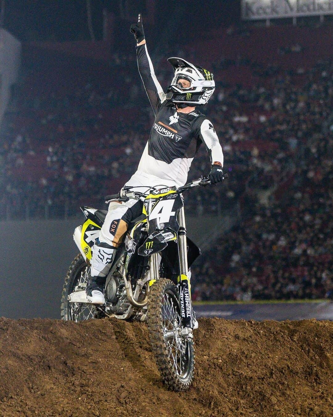 リッキー・カーマイケルさんのインスタグラム写真 - (リッキー・カーマイケルInstagram)「Two legends lighting up the LA Coliseum!🔥  How cool was it seeing RC and Jeff giving our new dirt bike its first official public rollout? 😎  #TriumphMotorcycles #TriumphRacing #ForTheRide #SupercrossLIVE」9月26日 1時14分 - rickycarmichael