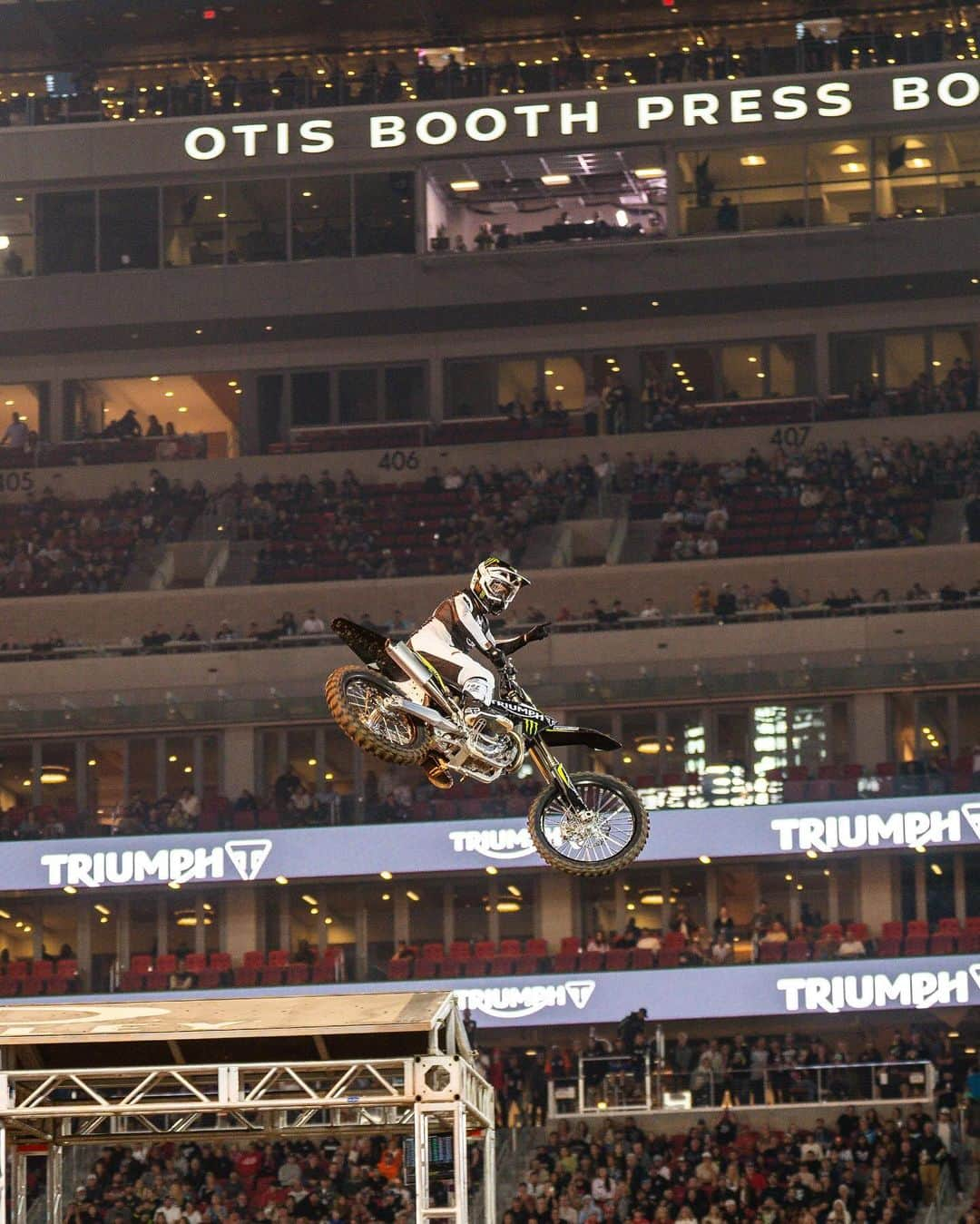 リッキー・カーマイケルさんのインスタグラム写真 - (リッキー・カーマイケルInstagram)「Two legends lighting up the LA Coliseum!🔥  How cool was it seeing RC and Jeff giving our new dirt bike its first official public rollout? 😎  #TriumphMotorcycles #TriumphRacing #ForTheRide #SupercrossLIVE」9月26日 1時14分 - rickycarmichael