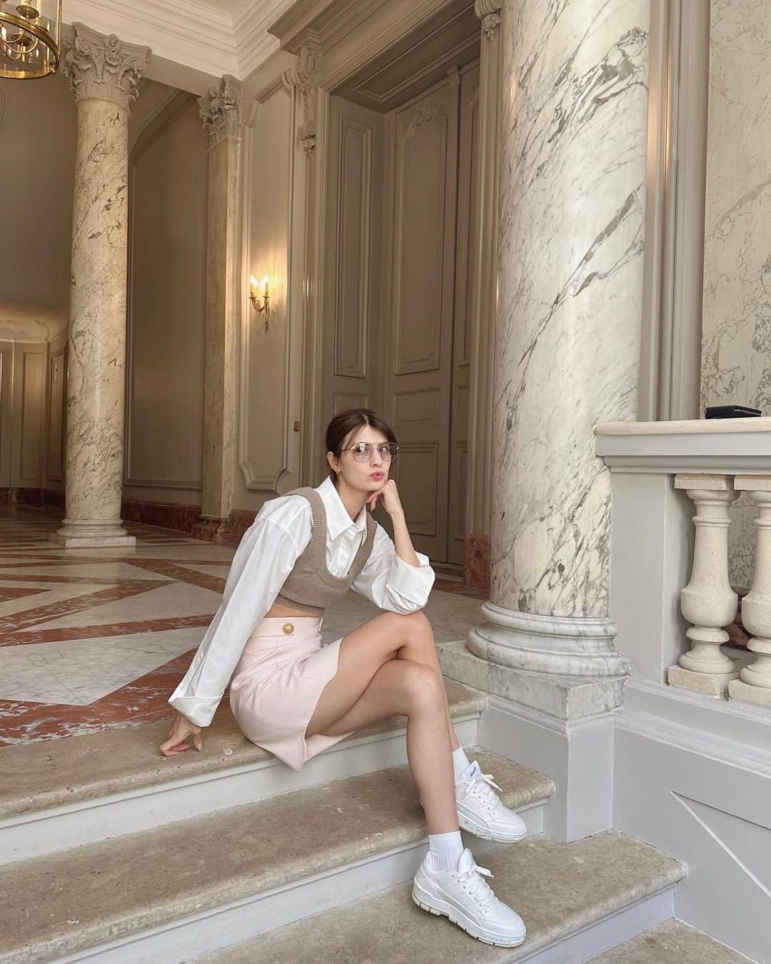 マギーのインスタグラム：「お次はPARISにきました！🇫🇷 フィッティングへ〜 ホテルから歩けたのでスニーカー合わせたけど、 白ブーツ履きたい感じ🕊️  パリはどこもドリーミーでかわいくて フェミニンな格好したくなるね🫶」