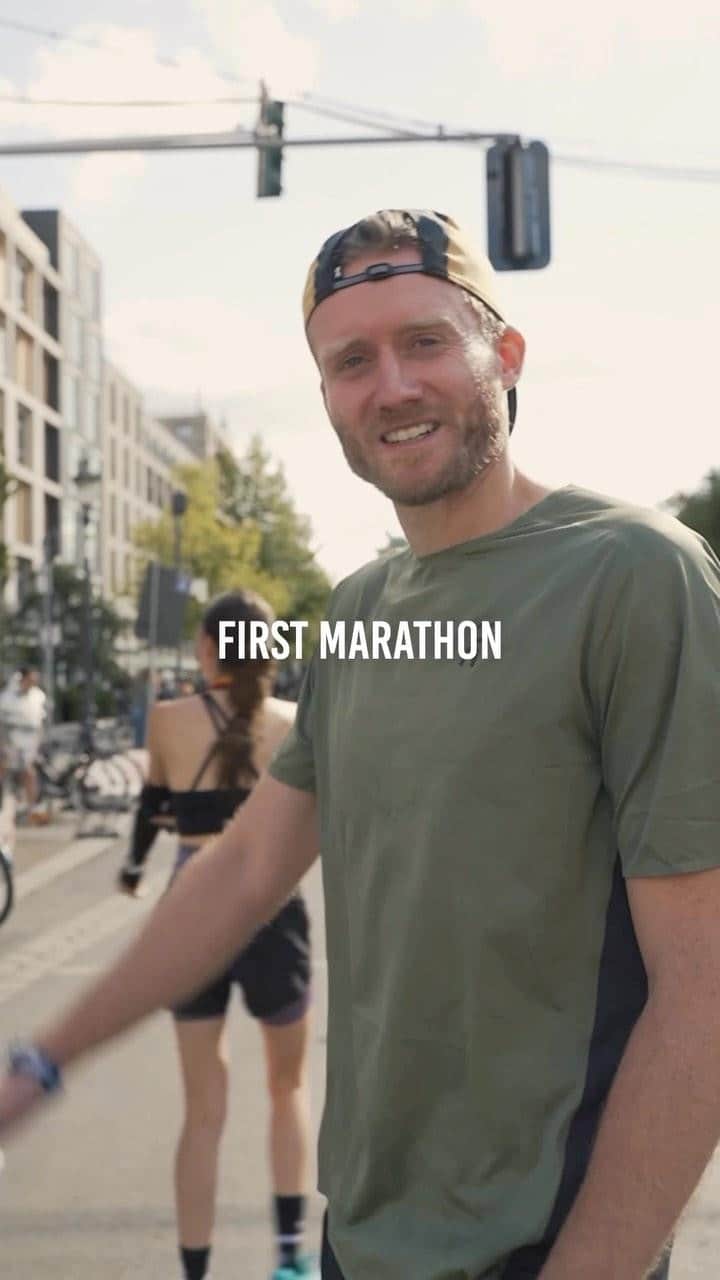 アンドレ・シュールレのインスタグラム：「What a day!!   Marathon Review  Left it all out there!   Preparation is key! Can be improved!   How you talk to yourself matters!!   Fun to challenge my body, mind and soul!   We keep going!   📸 amazing video by @jonas.loock ! Met me at different locations and filmed me🤩🙏」