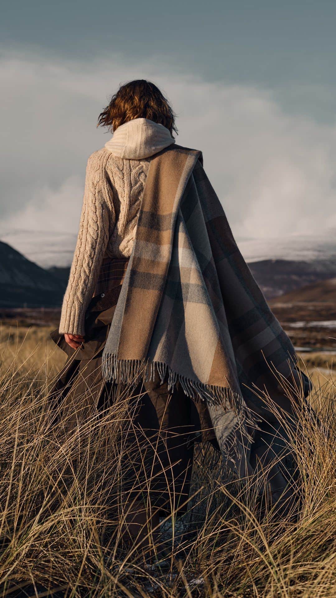 のインスタグラム：「Tradition Meets Modernity. Shot in the remote crofting township of Rackwick Bay on the island of Hoy, Orkney. This breathtaking bay is surrounded by imposing cliffs, heathery hills and the wild North Sea swell. ⁣ ⁣ Photograper: @barrycraske⁣ Videographer: @dbonnarfilms⁣ Stylist: @pruewhitestylist⁣ MUA: @curquhartmua⁣ Talent: @connornewall @mickestelle⁣ @stuart_harper @d8__studio⁣ ⁣ ⁣ ⁣ ⁣ ⁣ ⁣ ⁣ ⁣ #JohnstonsOfElgin #AW23 #AW23Collection #AutumnWinterCollection #NatureInspired #Orkney #RackwickBay #OldManOfHoy」