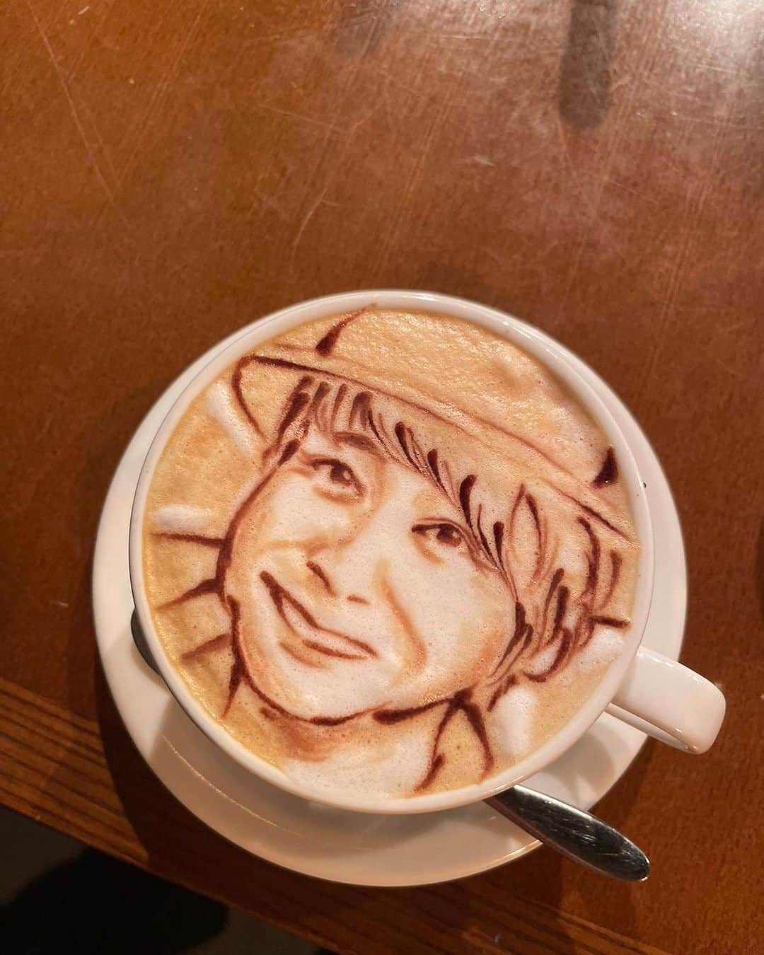 山崎まさよしのインスタグラム：「. 噂の #ラテアート はこちら💁 ①先生のお手本→山さん ②山さんの作品❶→トミさん ③山さんの作品❷→犬(ちょい3D) ④トミさんの作品→山さん でした☕️ 📸撮影：山さん📸  いかがですか？？🥹 #山崎まさよし #トミドコロ #山崎通信」
