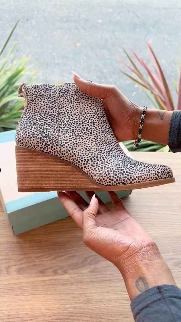 トムズシューズのインスタグラム：「#unbox the Clare Boot with us 🤩  #WearGood」