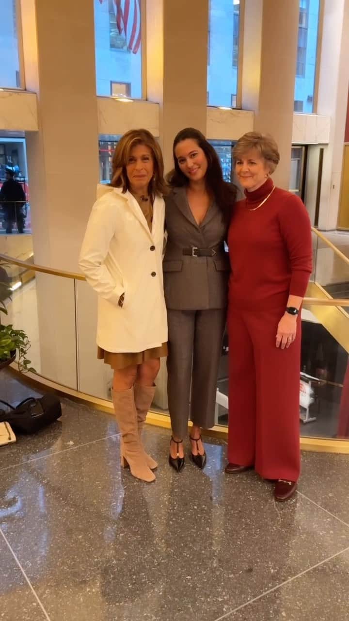 のインスタグラム：「My mission is to raise awareness for frontotemporal dementia. While this is a heavy subject I feel it’s for the greater good. I’m so very grateful to the @todayshow and @hodakotb for having Susan and I on today to educate and raise awareness about FTD while letting our community know that they are not alone.  Please visit my #linkinbio for the full Today Show interview with Hoda 🩵  Shout out to my supportive friends who were holding my hand through it bright and early this morning: @helenchristoni @timchristoni @kristinrunning @laurenkucerak @kucerakandco @theaftd   #worldftdawarenessweek #frontotemporaldementia #endftd」