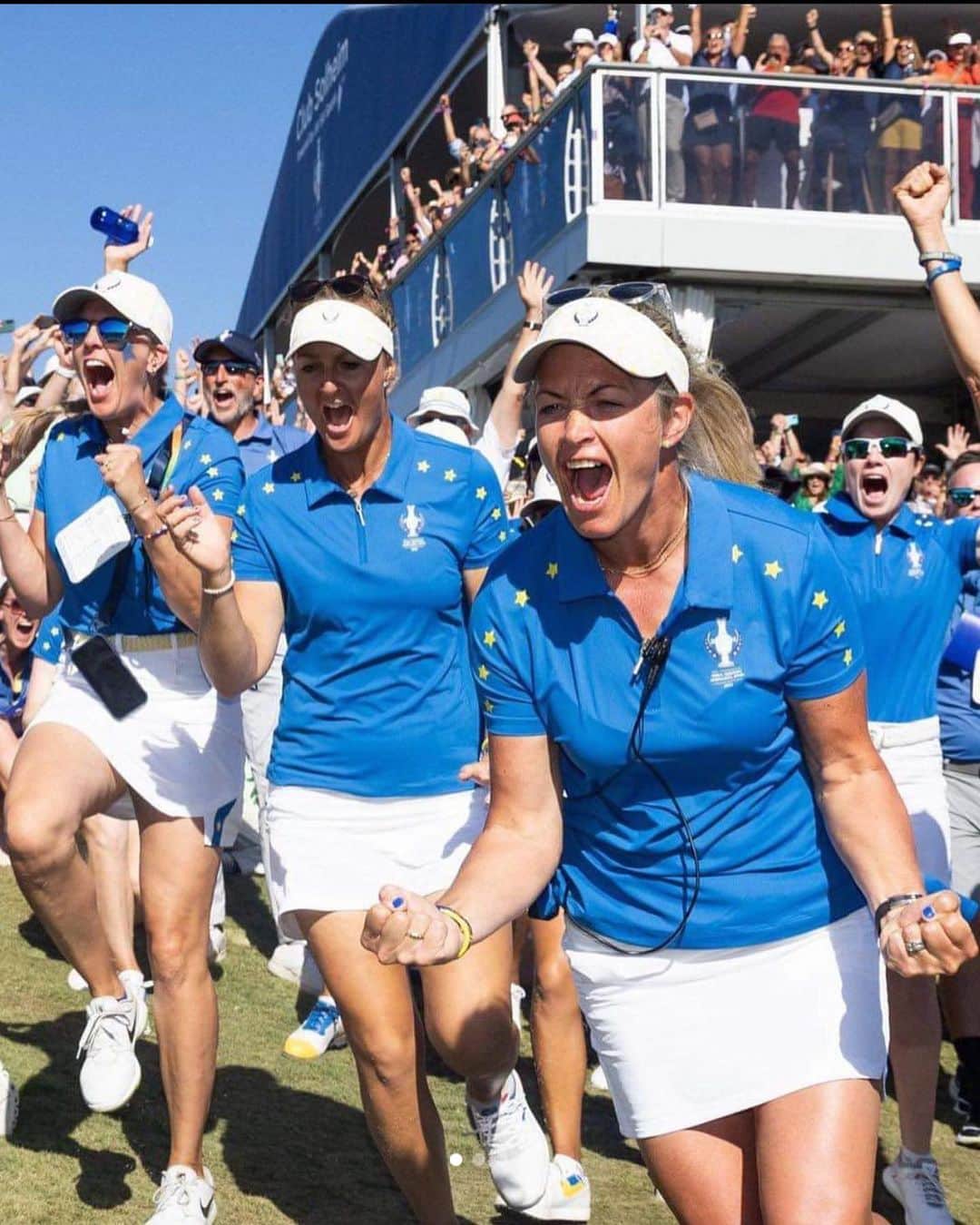 アンナ・ノルドクビストのインスタグラム：「Wow… adrenaline pumping after that finish yesterday!! So proud of my team and captain @suzannpettersen leadership this week!! Couldnt have scripted it any better. @carlotagolf has been talking about this event for years and to see her finish it off for us in front of the home crowds can’t be describe in words. 🤩  I get asked all the time what keeps me so motivated and inspired to keep up the grind year after year. My answer is moments like these. The atmosphere, passion, adrenaline, emotions and everything about the Solheim Cup is what I live for…. and to share these moments with loved ones make it even more special! 🫶🏻🫶🏻  The next Solheim Cup is less than a year away. The grind continues tmrw. 💙 @solheimcupeuro」