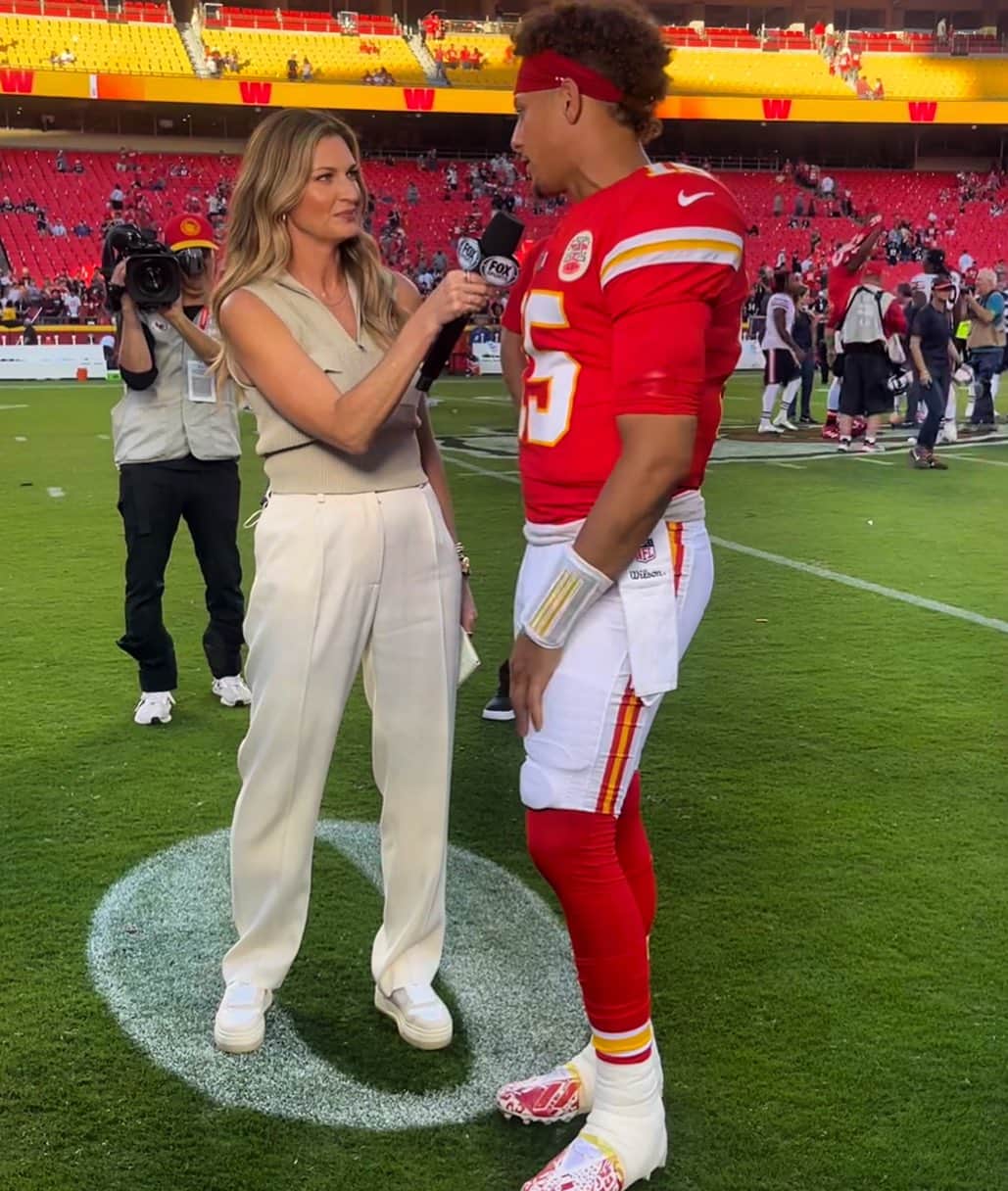 エリン・アンドリューズのインスタグラム：「Everytime we meet with @patrickmahomes we all walk away saying the same thing…he’s such a great guy! Always appreciate the time 15! @chiefs @jilliangregory @alyssafgreene」