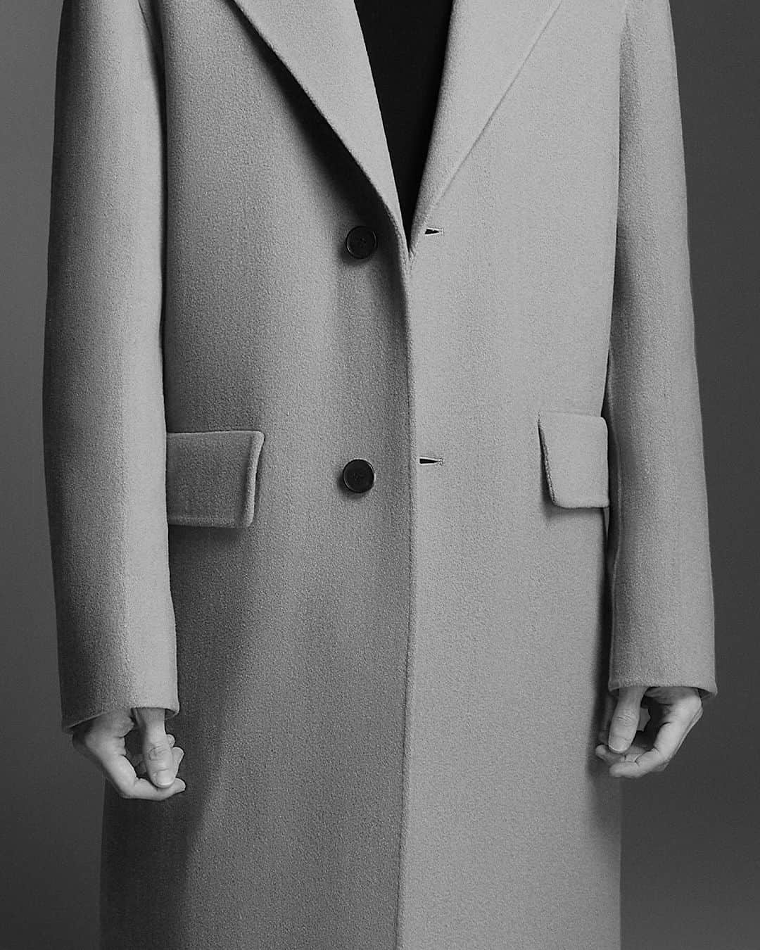 マッカージュさんのインスタグラム写真 - (マッカージュInstagram)「STRUCTURED WOOL  BENJAMIN, a handmade single-breasted two-button chesterfield coat made from responsibly-sourced double-faced wool. A versatile and elegant multi-season staple. Discover responsibly sourced 100% virgin wool coats from the city collection.  More on MACKAGE.COM  #MACKAGE #MONDEMACKAGE」9月26日 1時26分 - mackage