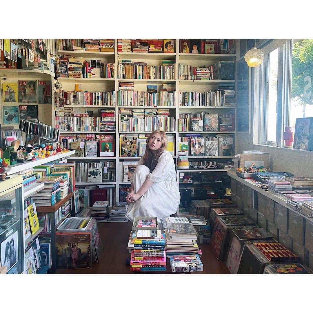 松尾レミのインスタグラム：「すこし実家に帰っていました⛰️ 咳はだいぶ落ち着きました。 もう息を吸っても咳き込まない！！ うっすら味覚障害と声枯れも これまたしつこく支障は残ってるけど なんか、、徐々に完治の光が 見えてきた〜！！！皆ありがとう🪬 もう少しな気がする」